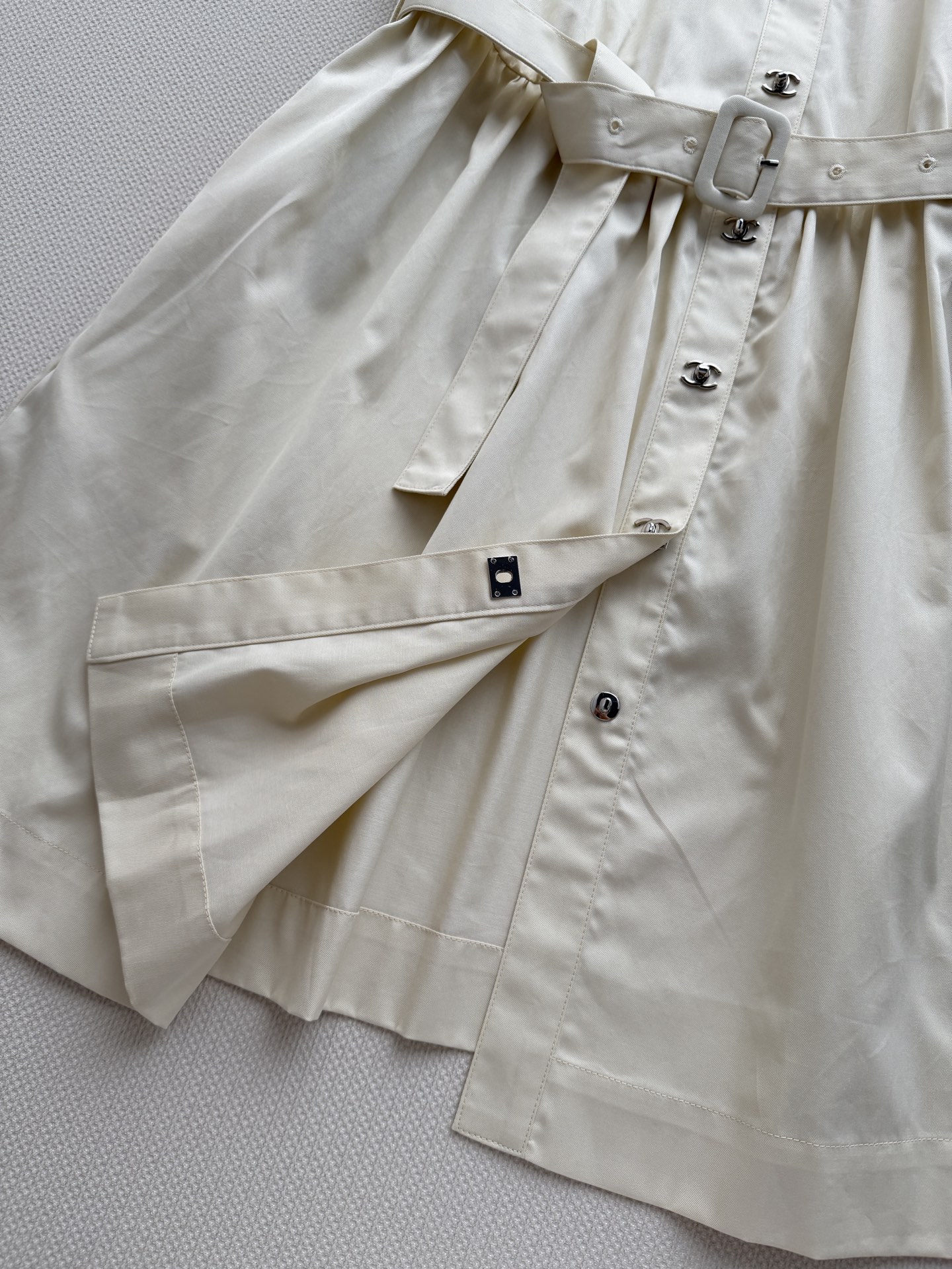 Chane*🆕新款连衣裙👗这款短袖连衣裙，简约大方，轻薄透气面料超适合夏天！小圆领+正面纽扣，细节感满满