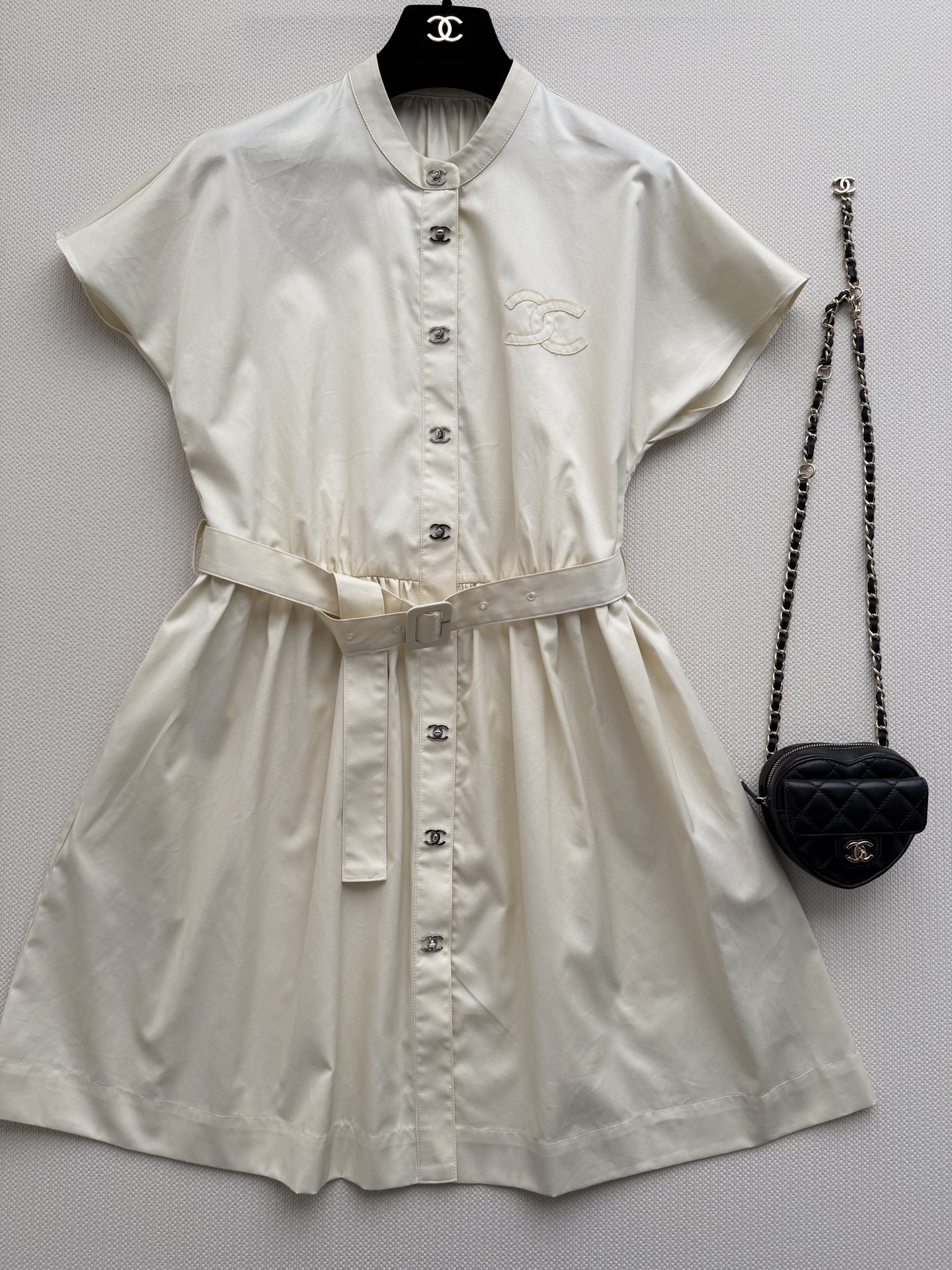 Chane*🆕新款连衣裙👗这款短袖连衣裙，简约大方，轻薄透气面料超适合夏天！小圆领+正面纽扣，细节感满满