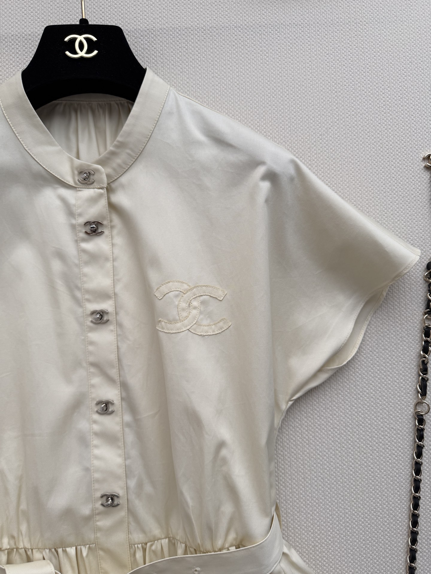 Chane*🆕新款连衣裙👗这款短袖连衣裙，简约大方，轻薄透气面料超适合夏天！小圆领+正面纽扣，细节感满满