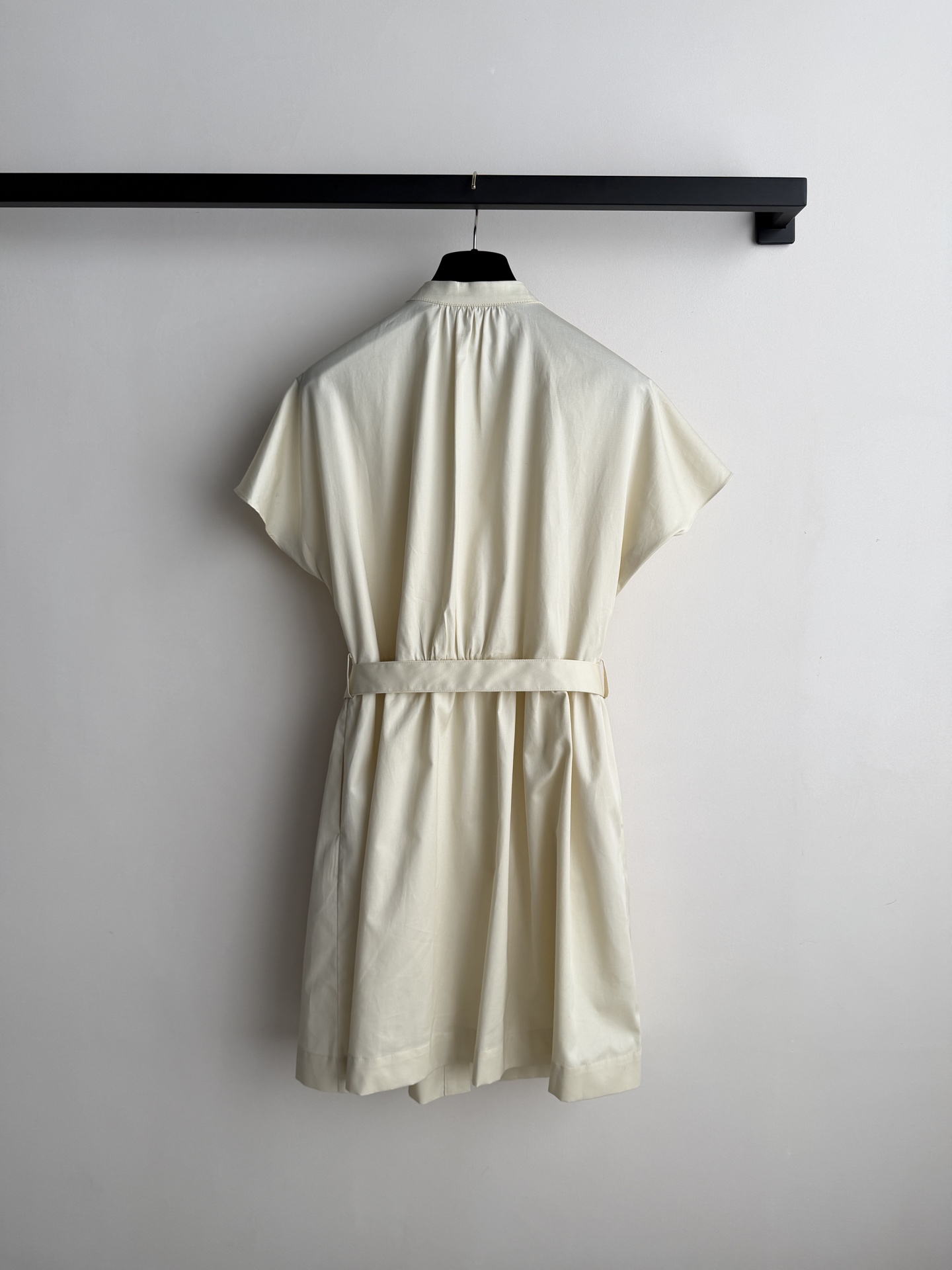 Chane*🆕新款连衣裙👗这款短袖连衣裙，简约大方，轻薄透气面料超适合夏天！小圆领+正面纽扣，细节感满满