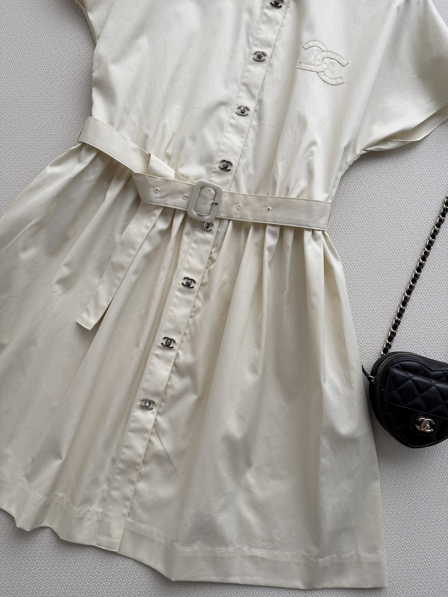 Chane*🆕新款连衣裙👗这款短袖连衣裙，简约大方，轻薄透气面料超适合夏天！小圆领+正面纽扣，细节感满满