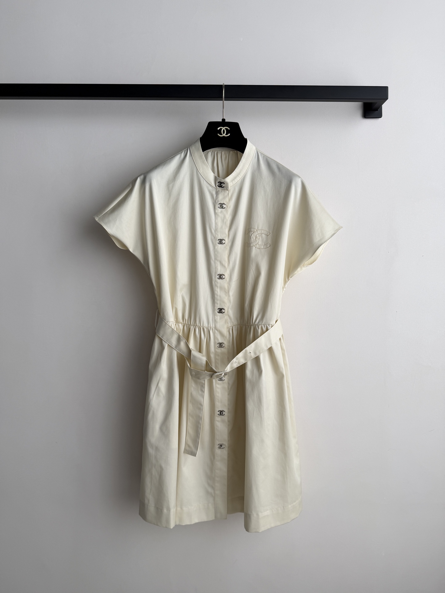 Chane*🆕新款连衣裙👗这款短袖连衣裙，简约大方，轻薄透气面料超适合夏天！小圆领+正面纽扣，细节感满满