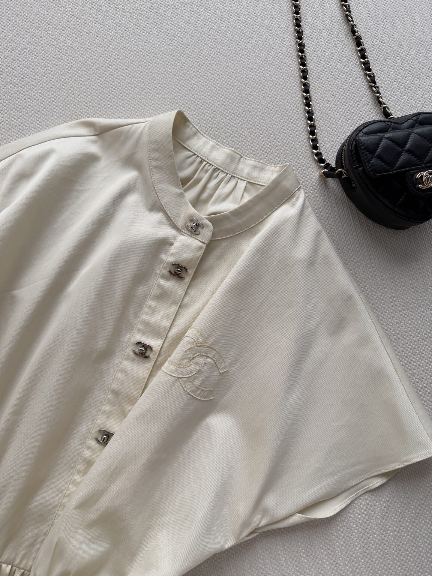 Chane*🆕新款连衣裙👗这款短袖连衣裙，简约大方，轻薄透气面料超适合夏天！小圆领+正面纽扣，细节感满满