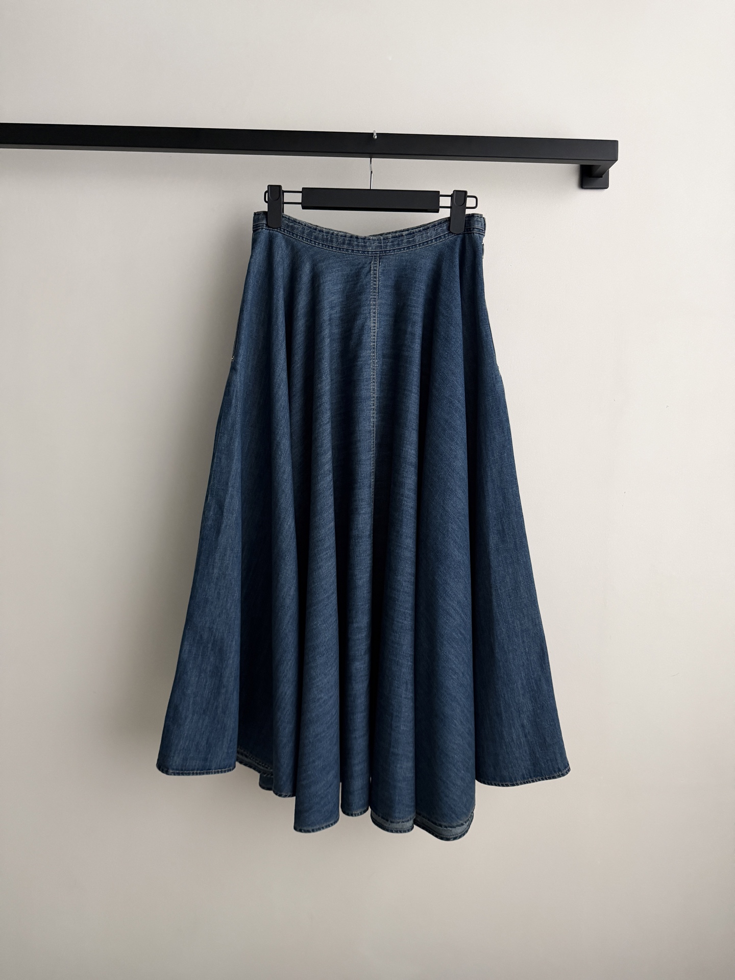 Dio*🆕新款，倾情打造的首个系列，以蓝色石洗棉质牛仔布全新演绎经典廓形。彰显优雅的喇叭形廓形，搭配点缀