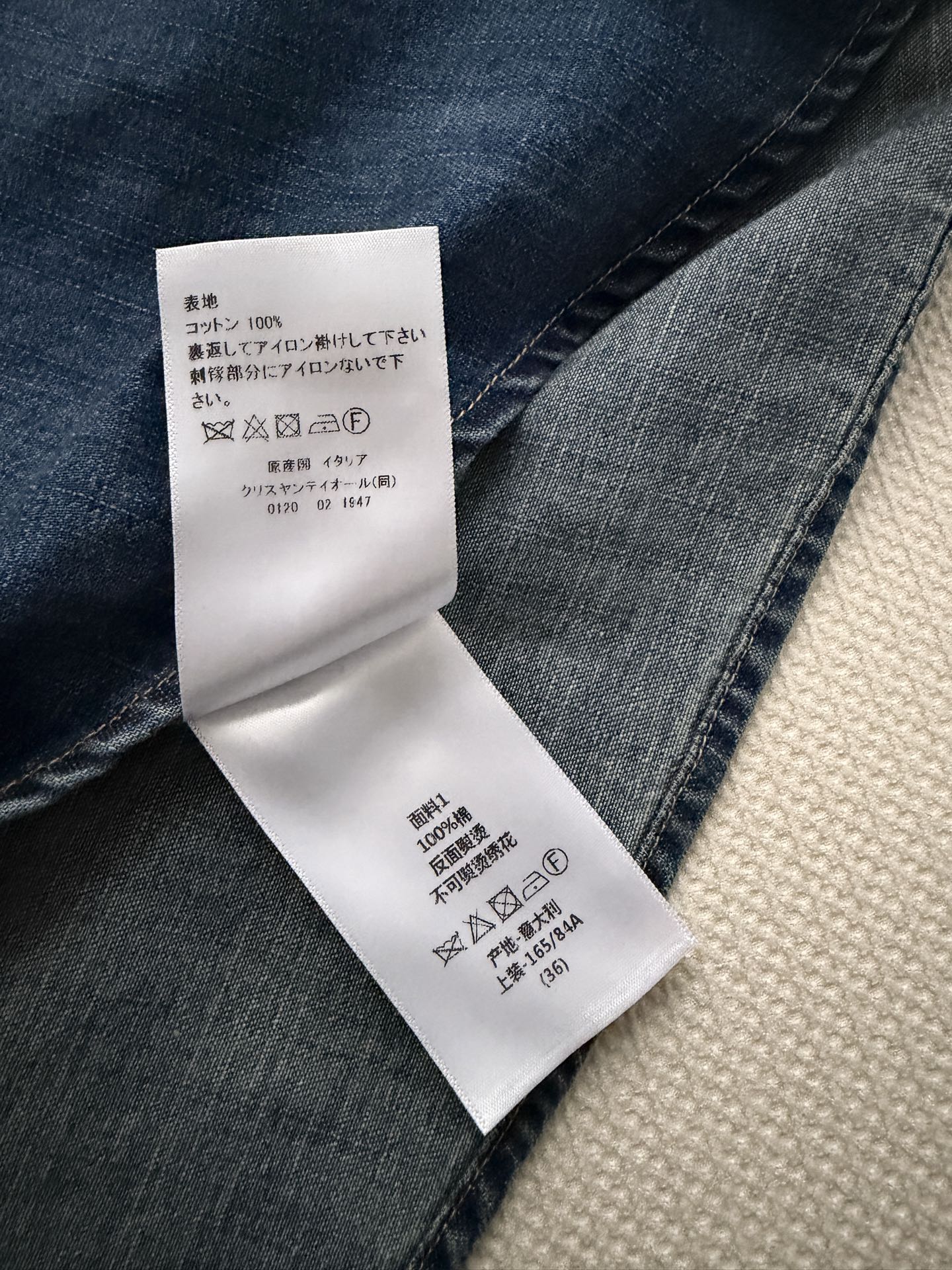 Dio*🆕新款，倾情打造的首个系列，以蓝色石洗棉质牛仔布全新演绎经典廓形。彰显优雅的喇叭形廓形，搭配点缀