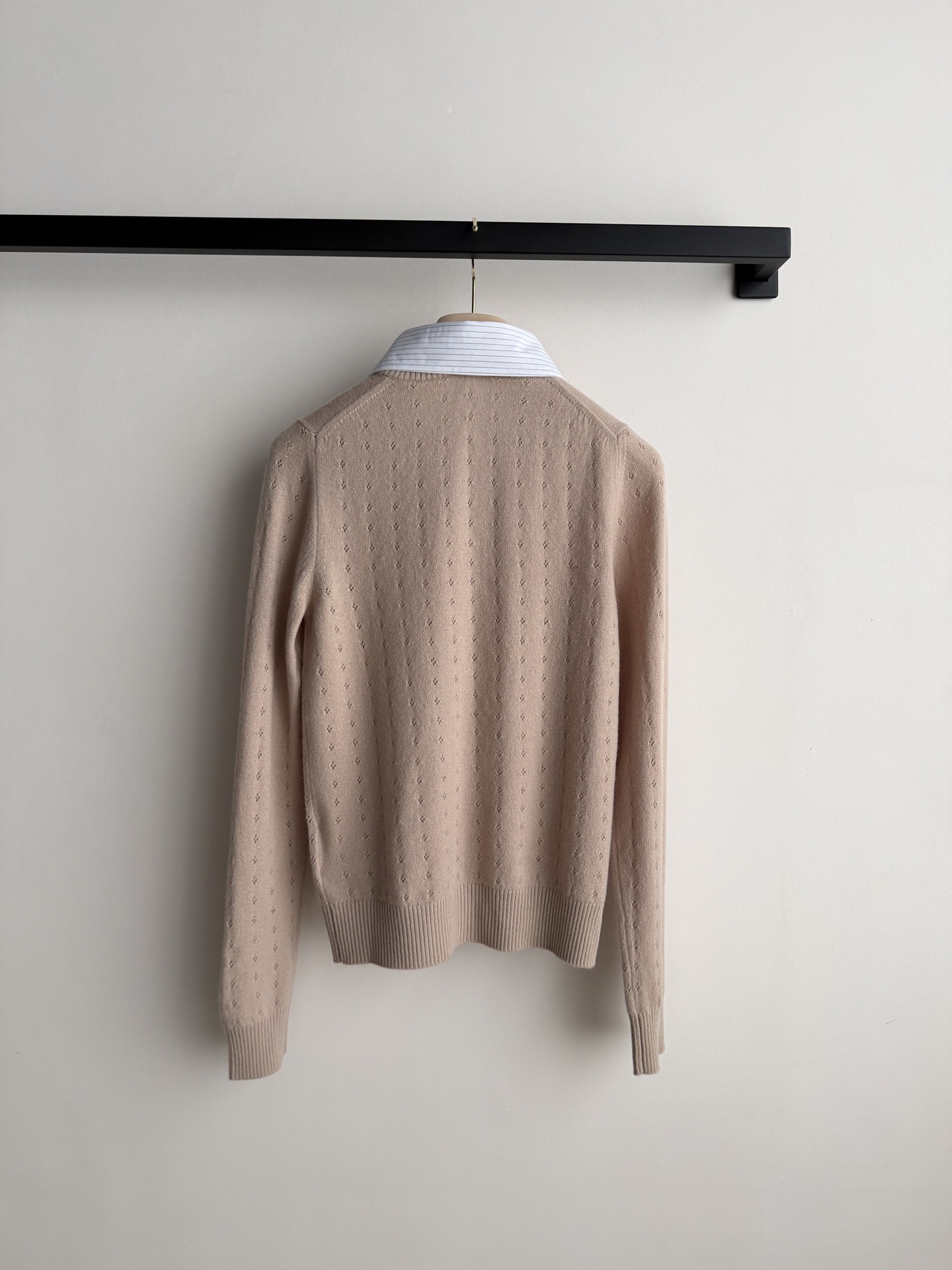 Miumi*🆕系穿搭，26春夏新品，本季必入少女风气质单品！假两件条纹领子袖口设计，高级色系镂空钩织字母