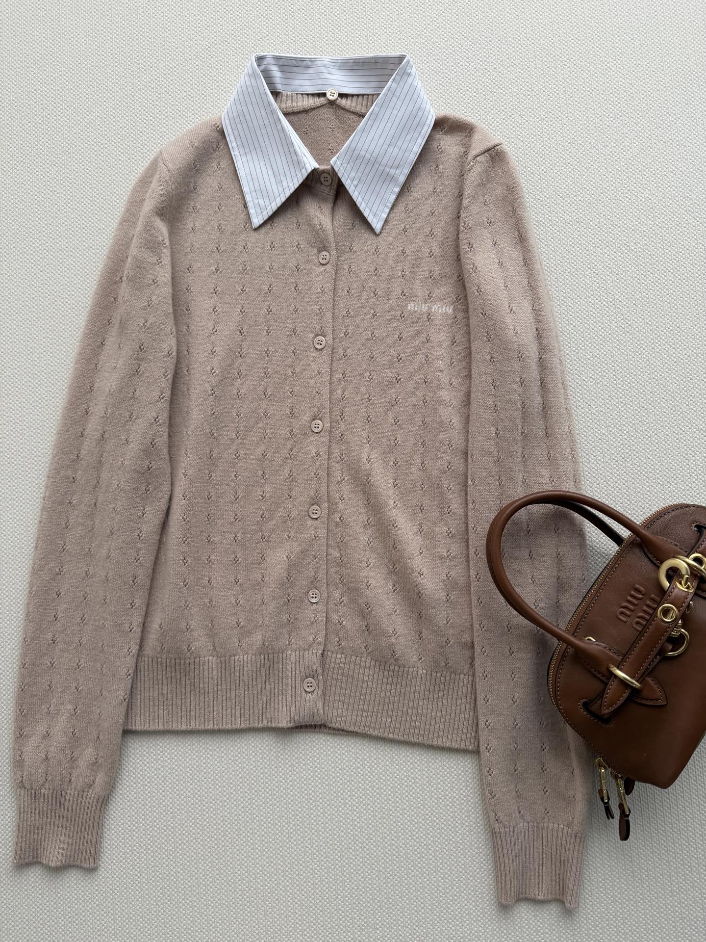 Miumi*🆕系穿搭，26春夏新品，本季必入少女风气质单品！假两件条纹领子袖口设计，高级色系镂空钩织字母