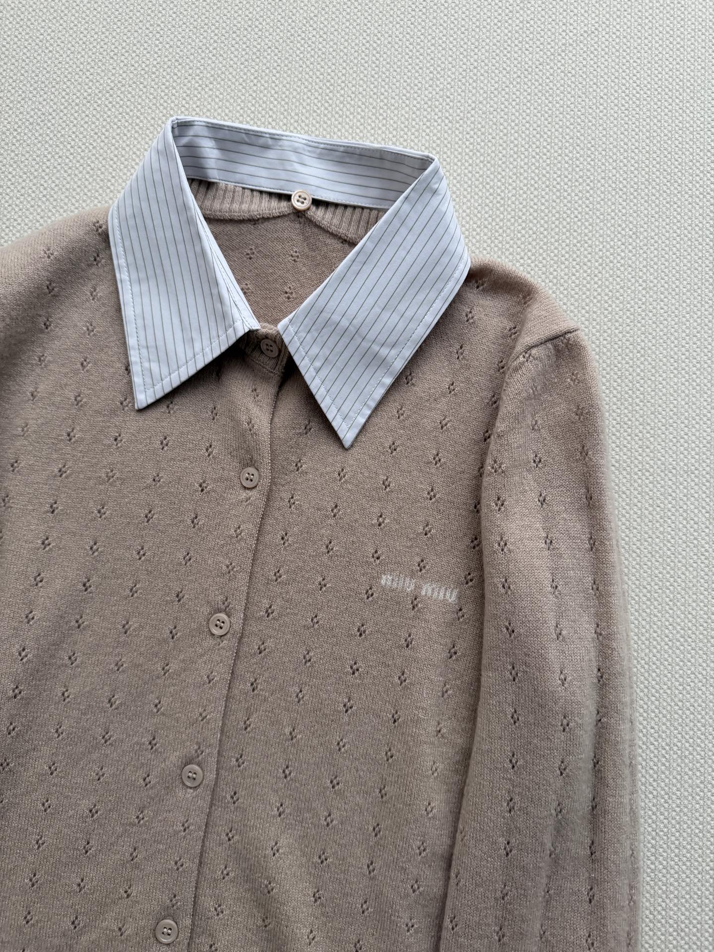 Miumi*🆕系穿搭，26春夏新品，本季必入少女风气质单品！假两件条纹领子袖口设计，高级色系镂空钩织字母