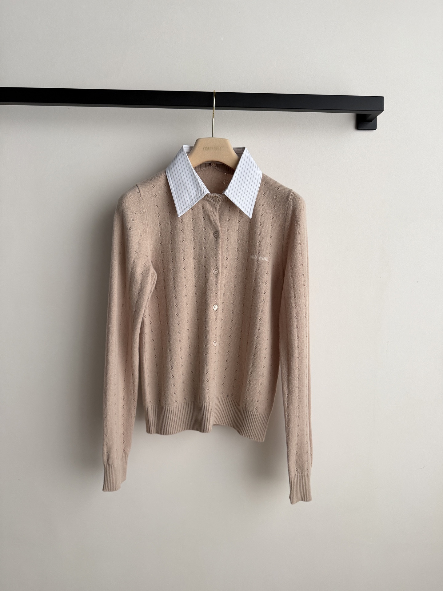 Miumi*🆕系穿搭，26春夏新品，本季必入少女风气质单品！假两件条纹领子袖口设计，高级色系镂空钩织字母