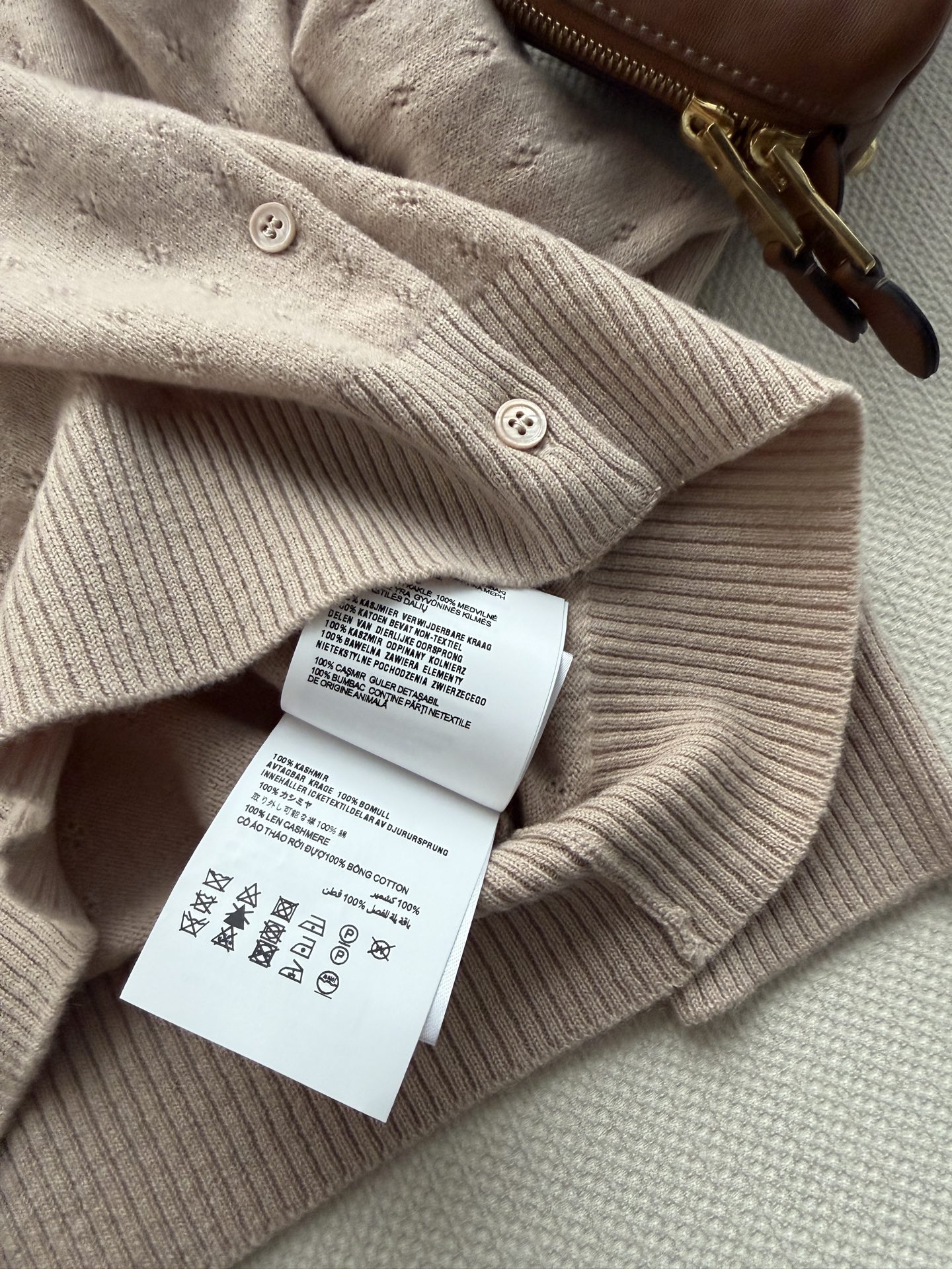 Miumi*🆕系穿搭，26春夏新品，本季必入少女风气质单品！假两件条纹领子袖口设计，高级色系镂空钩织字母