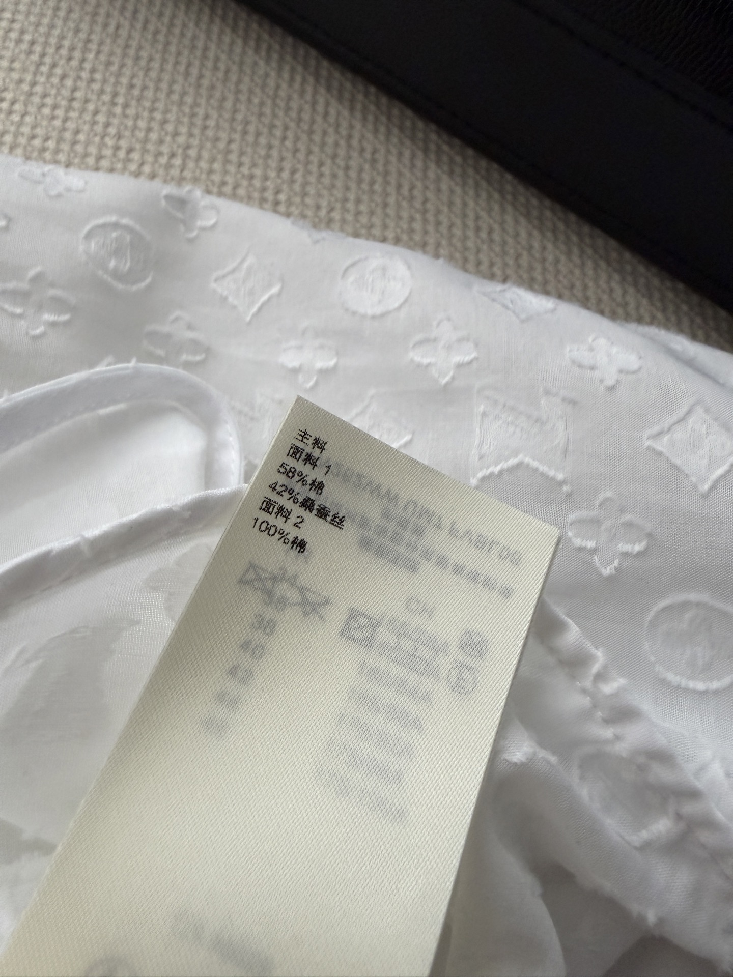 LouisVuitti*🆕这款白色长袖衬衫采用提花工艺，肌理感满满，简约又精致✨。轻薄透气面料，春夏穿超