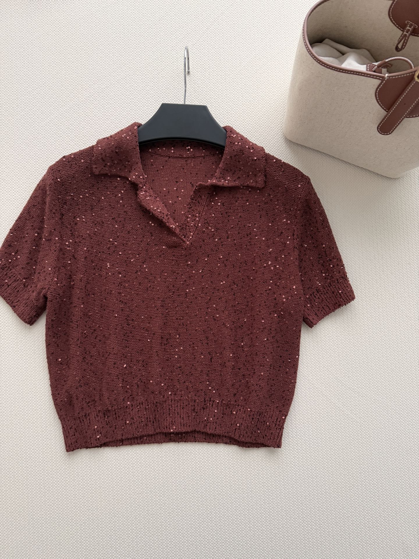 Brunello Cucinelli 🆕2026春夏系列亮片针织Polo衫，桑蚕丝混纺，织入细密亮片，低
