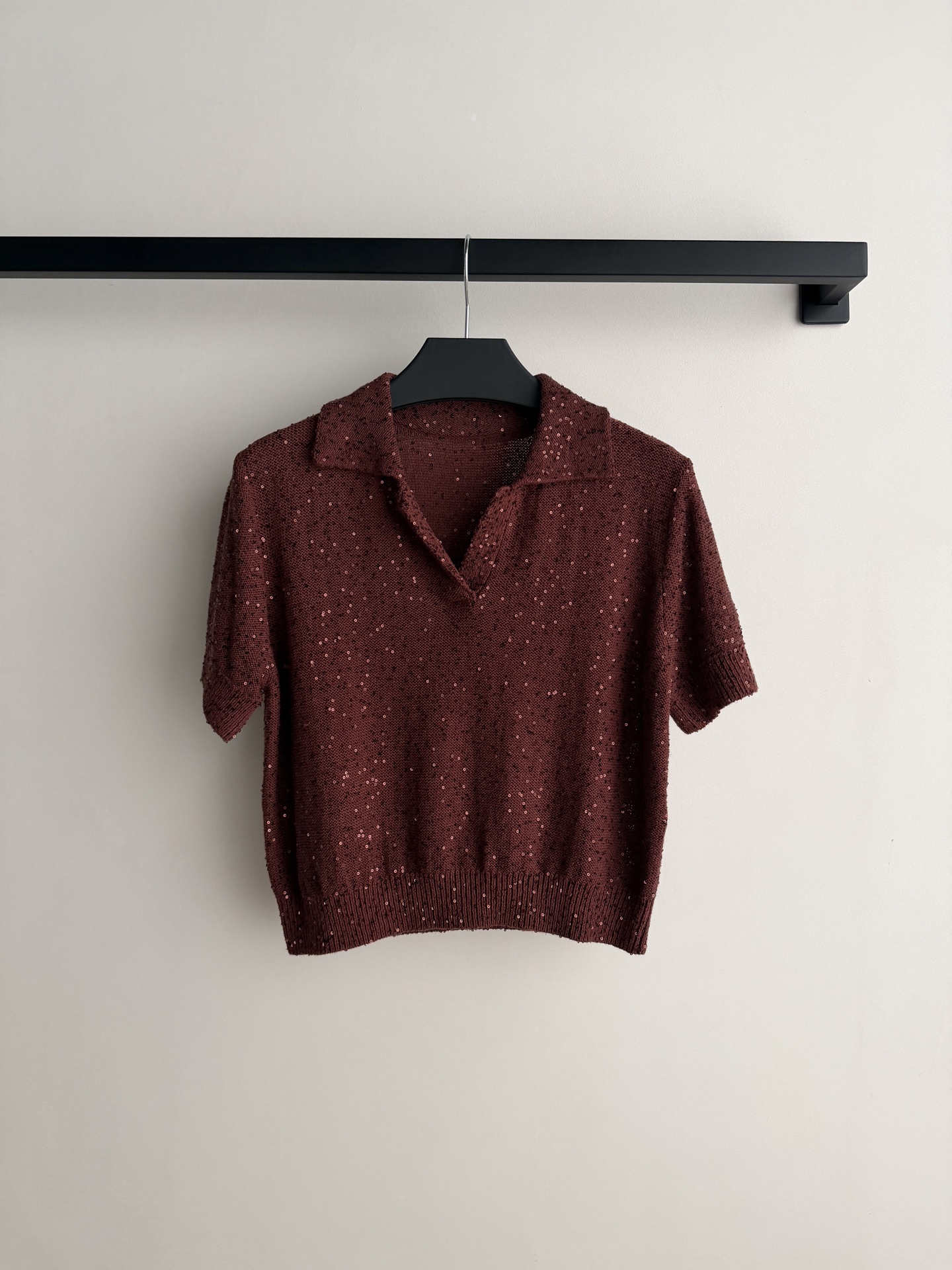 Brunello Cucinelli 🆕2026春夏系列亮片针织Polo衫，桑蚕丝混纺，织入细密亮片，低