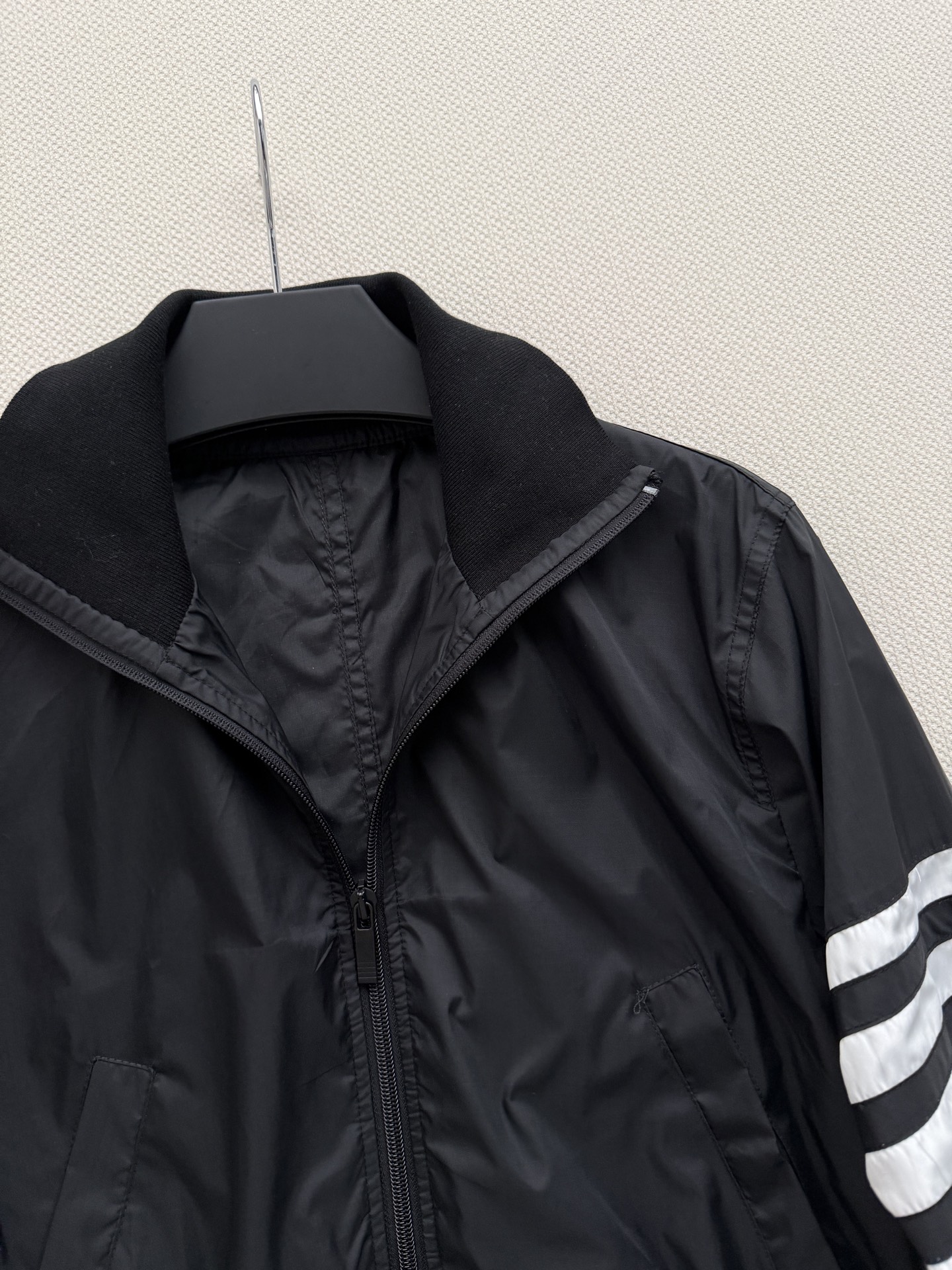 Thom Brown*🆕黑色四杠夹克，经典学院风设计，左臂四道白杠超有辨识度！轻薄尼龙材质，春秋穿超舒服
