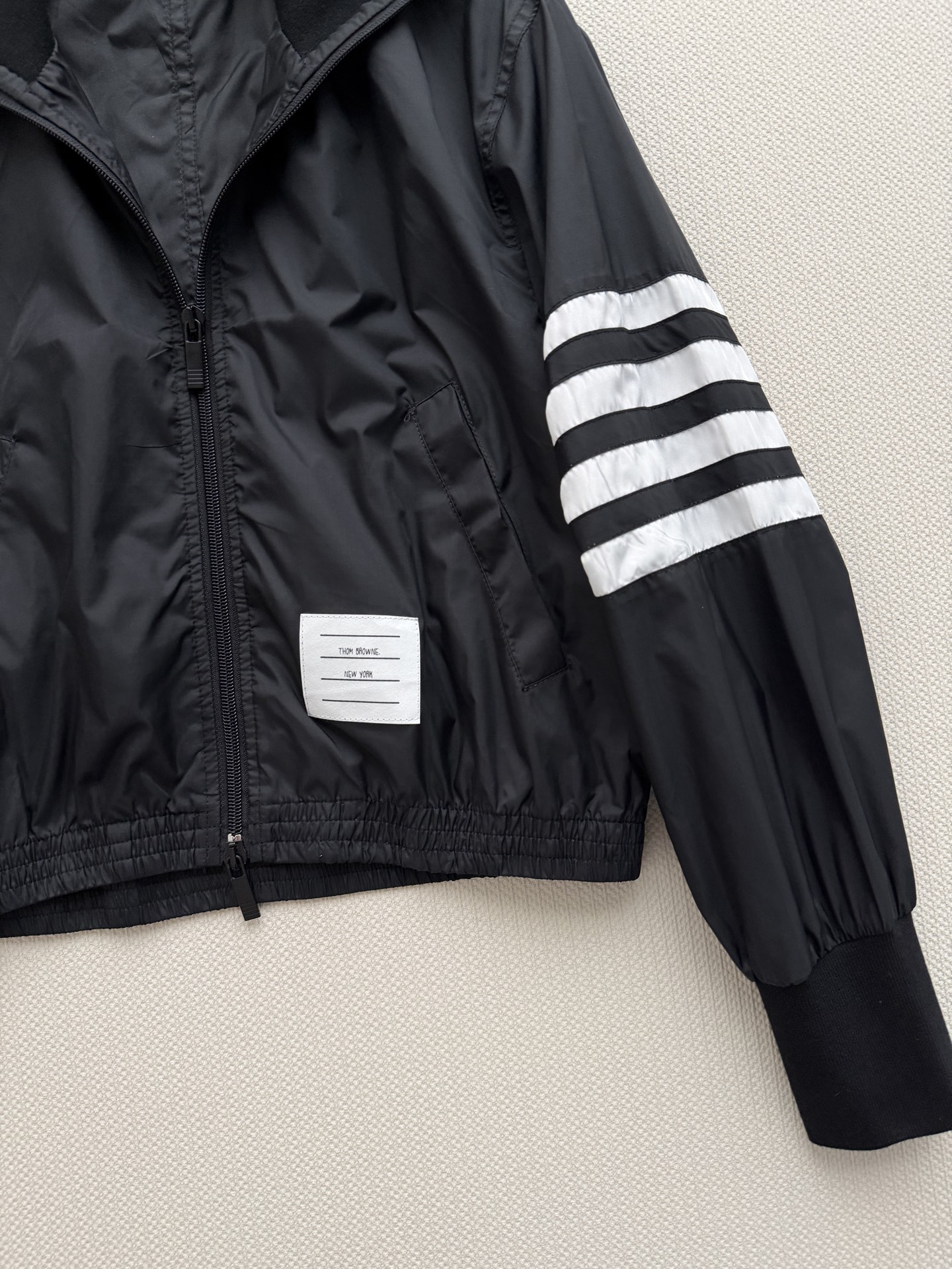 Thom Brown*🆕黑色四杠夹克，经典学院风设计，左臂四道白杠超有辨识度！轻薄尼龙材质，春秋穿超舒服