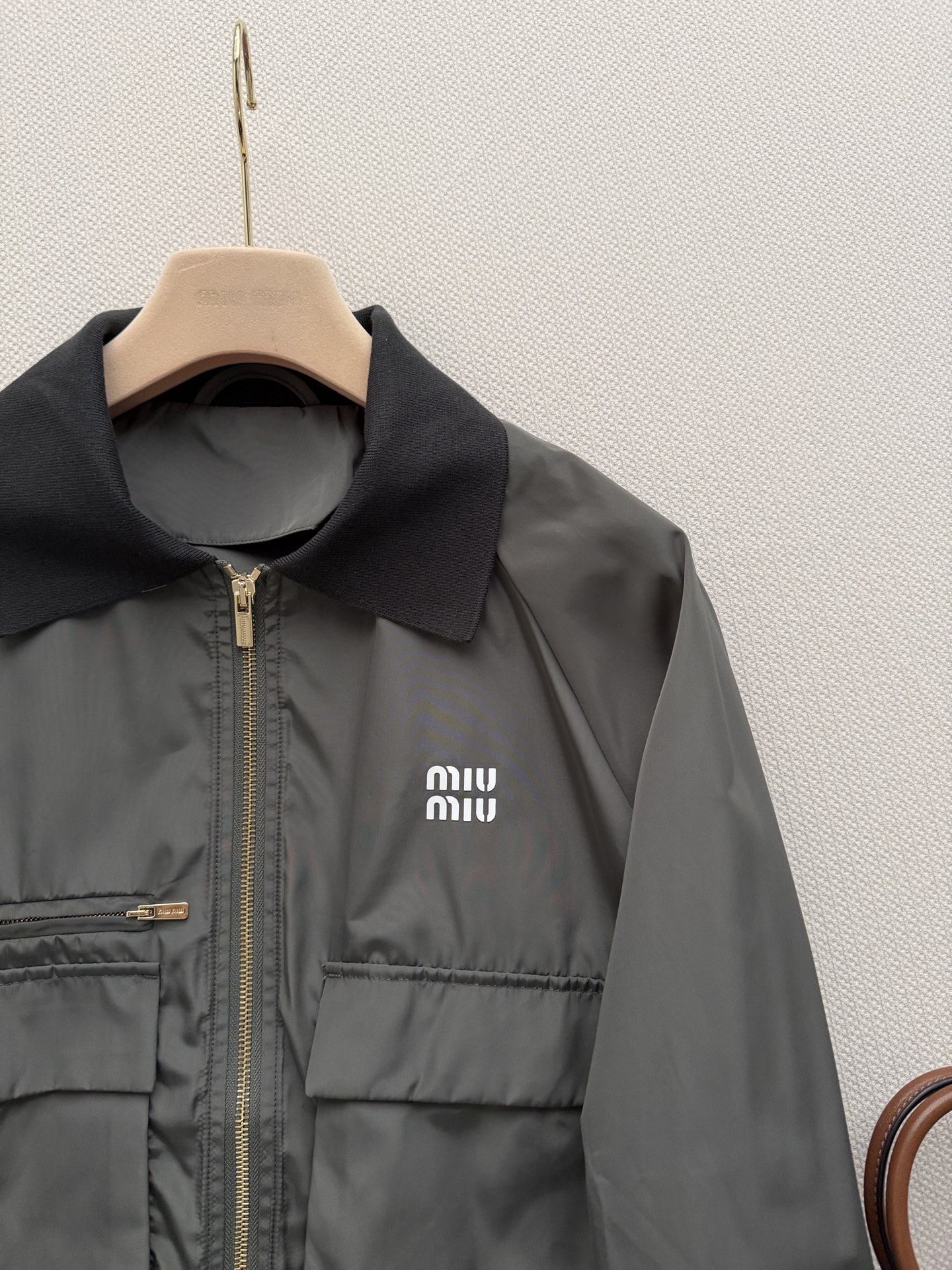 Miu mi*🆕26Ss————春夏最新款知识分子时髦风夹克套装🖤进口记忆真丝工装夹克外套+低腰工装口袋