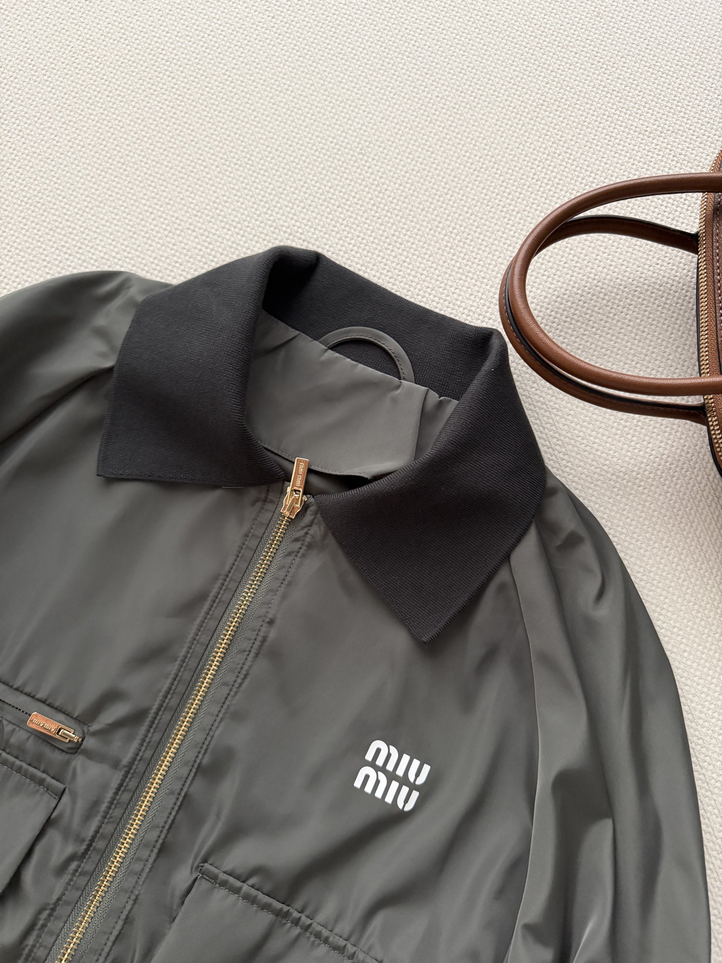 Miu mi*🆕26Ss————春夏最新款知识分子时髦风夹克套装🖤进口记忆真丝工装夹克外套+低腰工装口袋