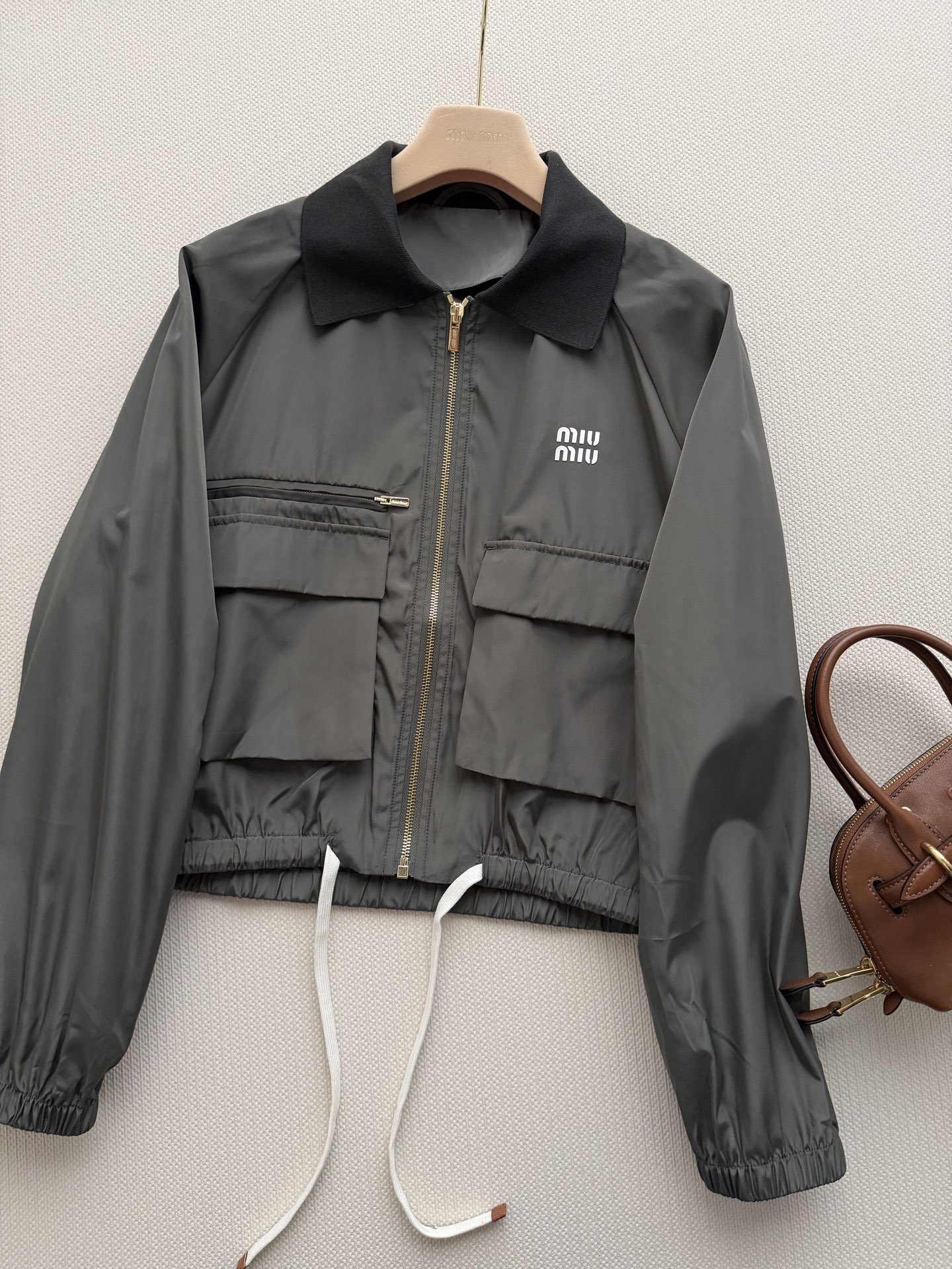 Miu mi*🆕26Ss————春夏最新款知识分子时髦风夹克套装🖤进口记忆真丝工装夹克外套+低腰工装口袋