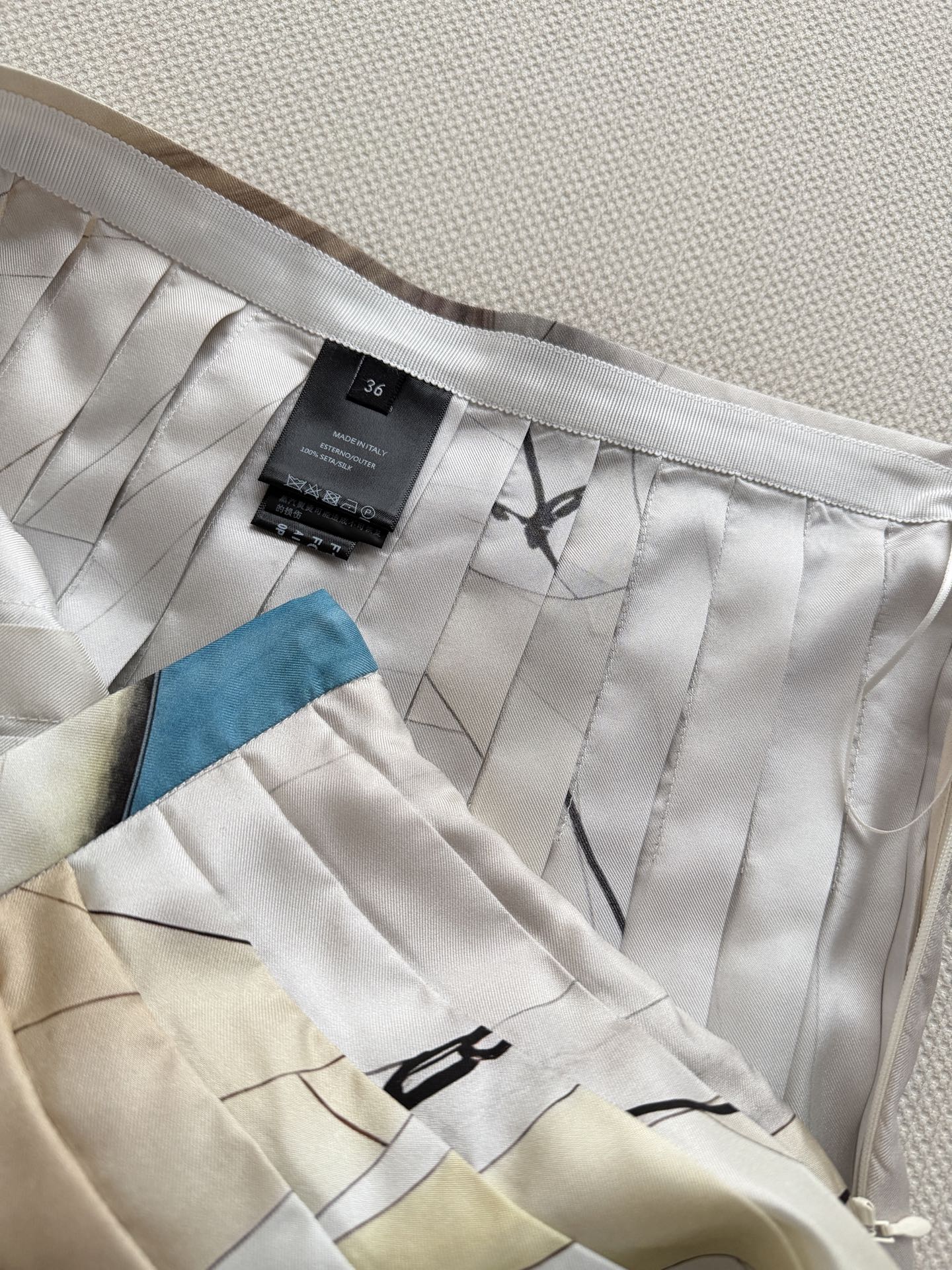 Loro Piana🆕春夏系列真丝百褶半身裙，采用高品质桑蚕丝，轻盈柔滑，垂坠感满分✨。米色主调搭配蓝灰