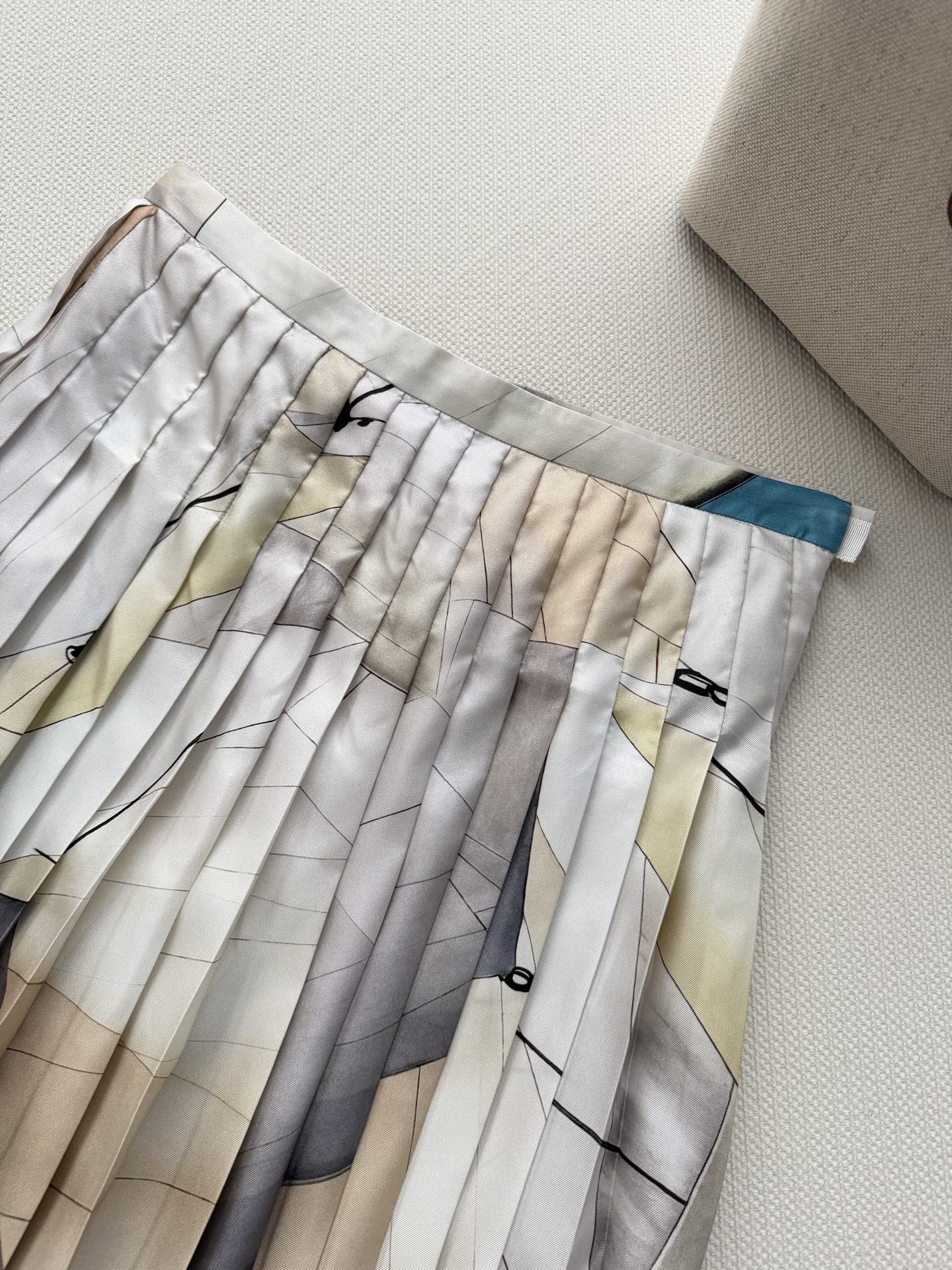 Loro Piana🆕春夏系列真丝百褶半身裙，采用高品质桑蚕丝，轻盈柔滑，垂坠感满分✨。米色主调搭配蓝灰