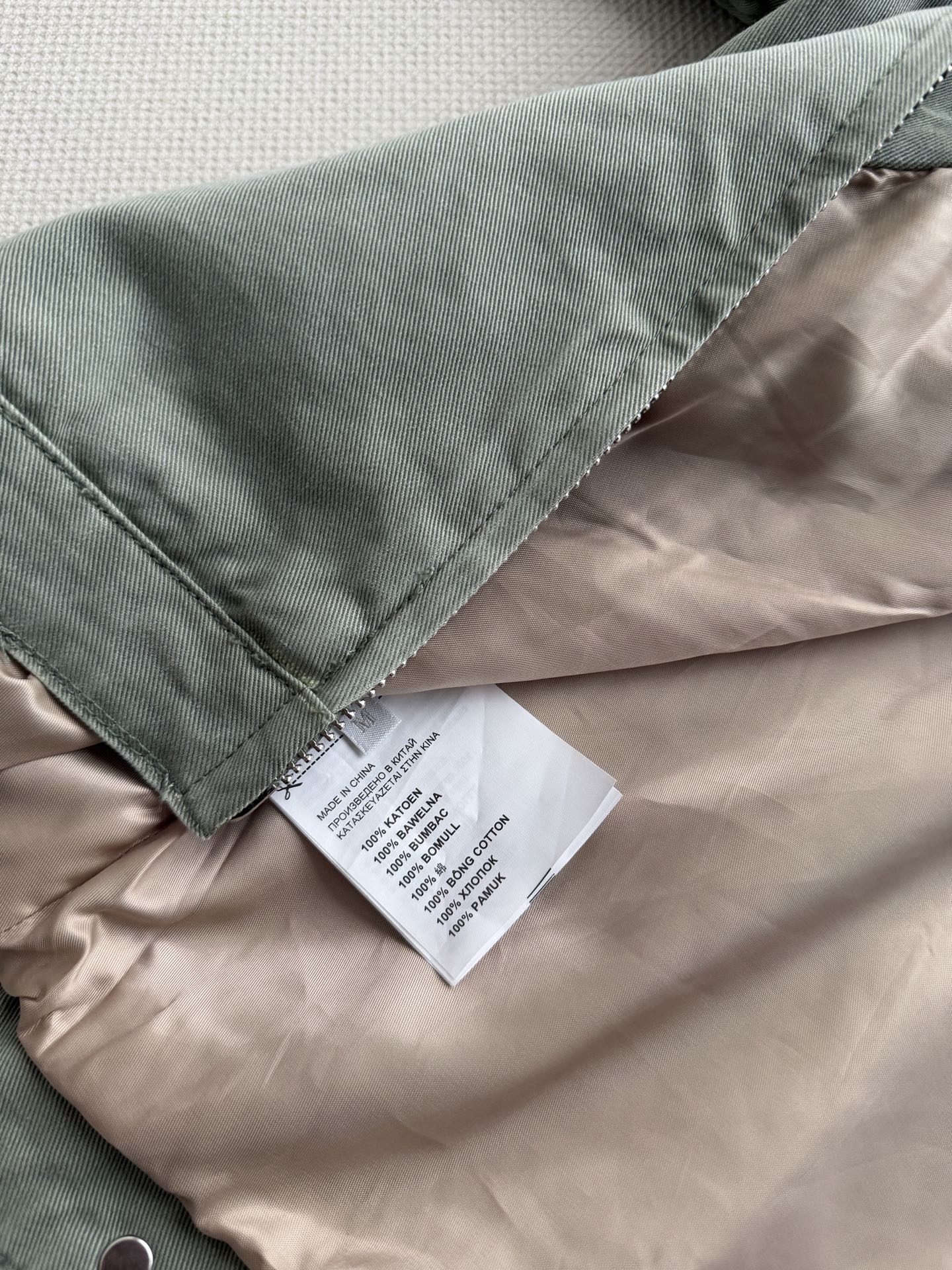 Miu Mi*🆕26春夏秀场新品复古牛仔外套 这件灰绿色夹克以出人意料的橘色金属领子点睛，冷冽与炽烈在领