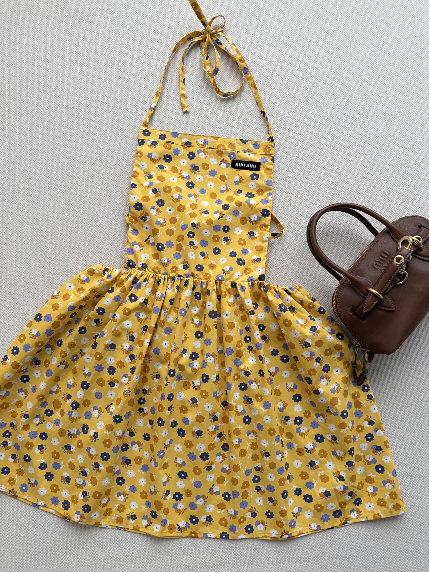 𝐌𝐢𝐮𝐌𝐢*🆕26new🪄黄色碎花绑带背心连衣裙💛💛💛黄色碎花元素设计超有层次感✨府绸材质上身有质感！春