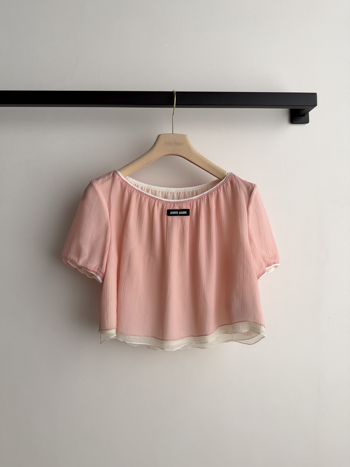 𝐌𝐢𝐮𝐌𝐢*🆕26new🪄蜜桃粉桑蚕丝花边上衣👛垂感无敌的轻薄桑蚕丝材质制成，胸前白色花边设计呈现纯欲减