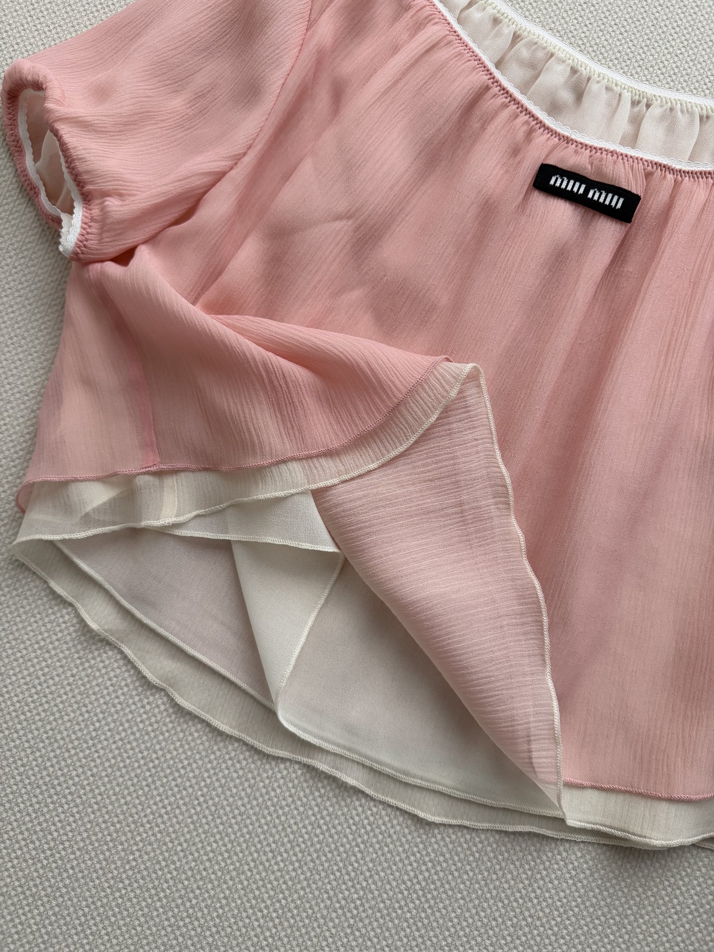 𝐌𝐢𝐮𝐌𝐢*🆕26new🪄蜜桃粉桑蚕丝花边上衣👛垂感无敌的轻薄桑蚕丝材质制成，胸前白色花边设计呈现纯欲减