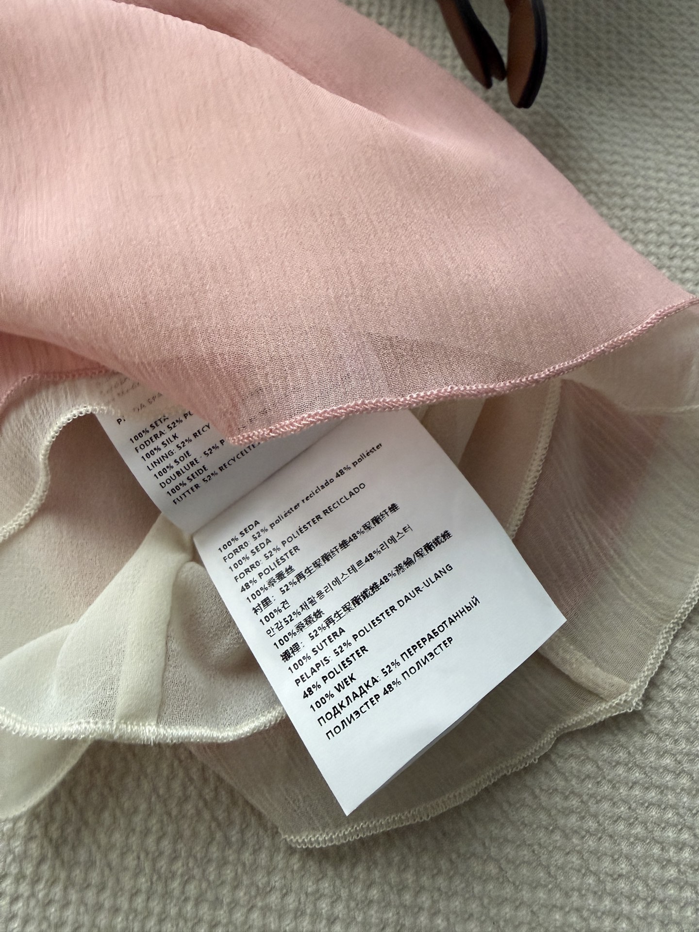 𝐌𝐢𝐮𝐌𝐢*🆕26new🪄蜜桃粉桑蚕丝花边上衣👛垂感无敌的轻薄桑蚕丝材质制成，胸前白色花边设计呈现纯欲减