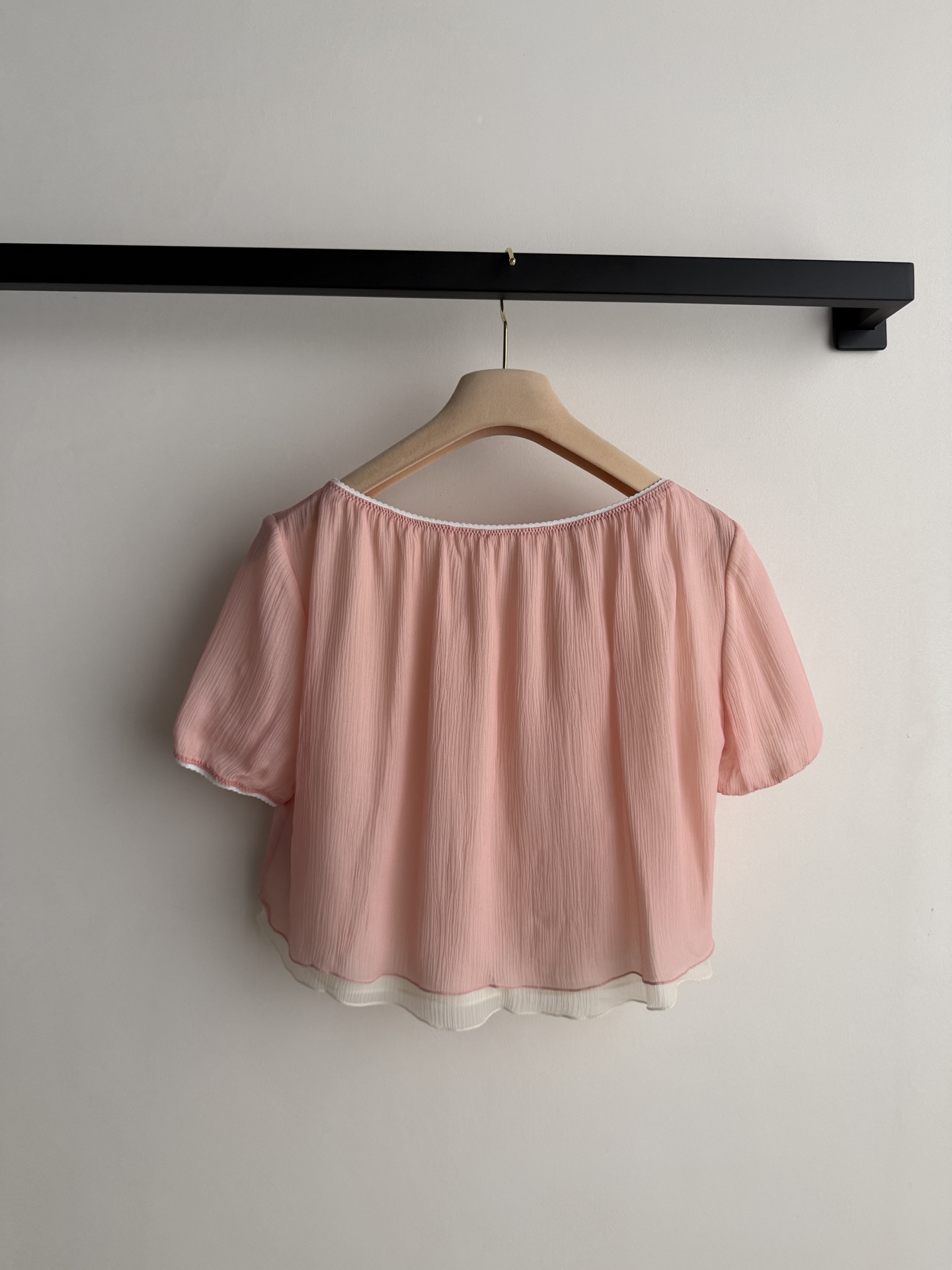 𝐌𝐢𝐮𝐌𝐢*🆕26new🪄蜜桃粉桑蚕丝花边上衣👛垂感无敌的轻薄桑蚕丝材质制成，胸前白色花边设计呈现纯欲减
