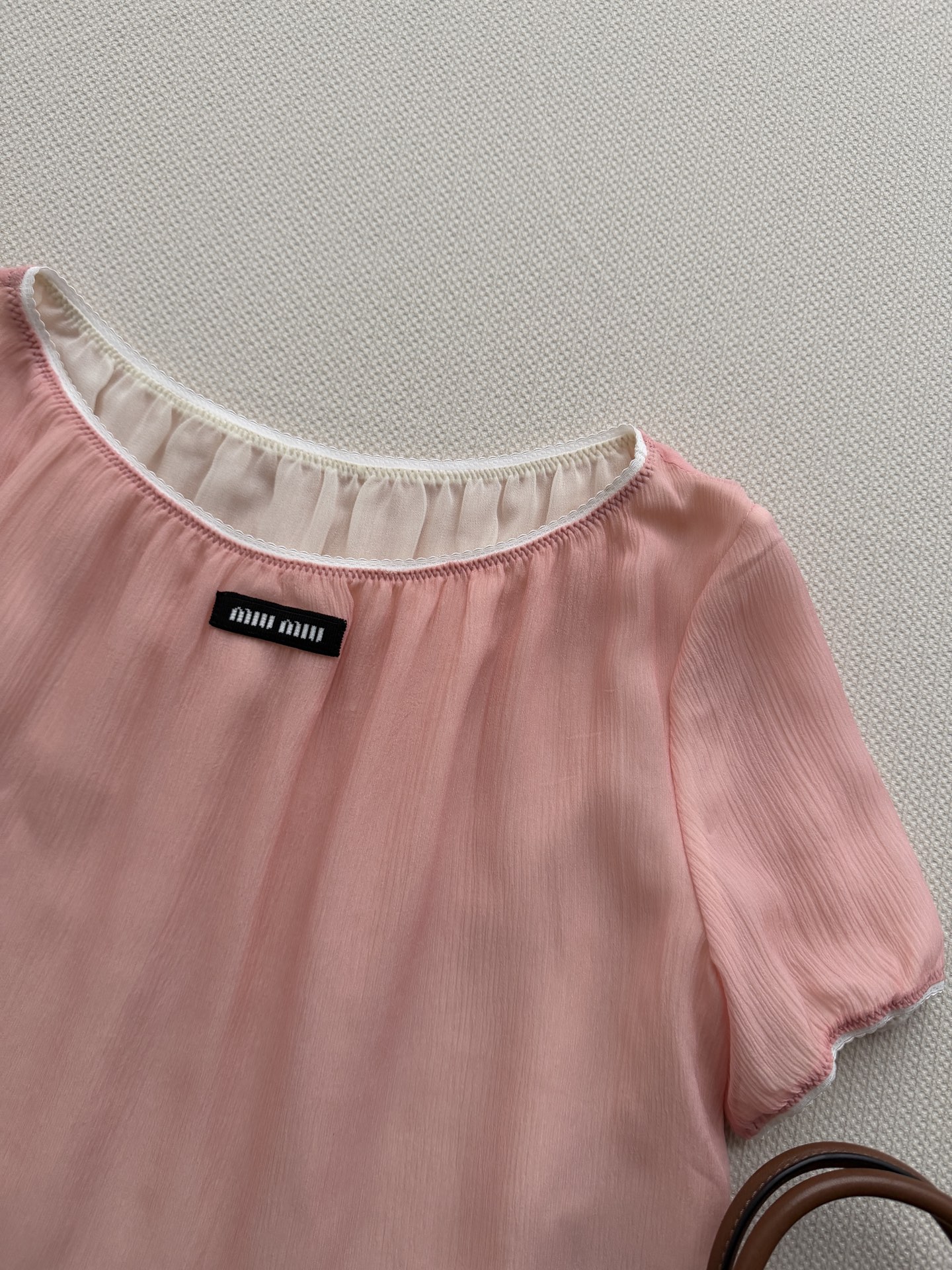𝐌𝐢𝐮𝐌𝐢*🆕26new🪄蜜桃粉桑蚕丝花边上衣👛垂感无敌的轻薄桑蚕丝材质制成，胸前白色花边设计呈现纯欲减