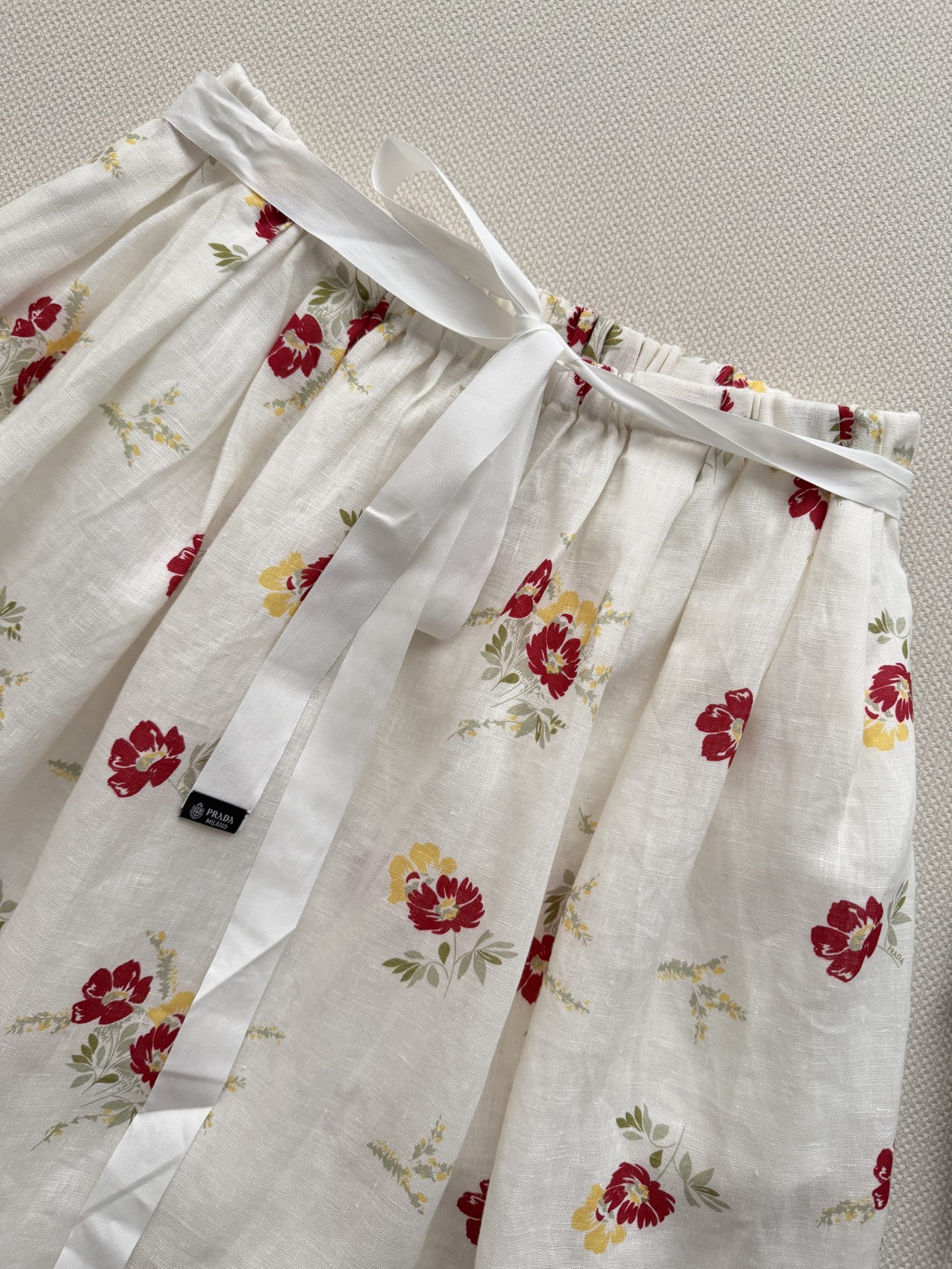 𝗣𝗿𝗮𝗱*🆕26🪄White Sun系列～蕾丝拼接碎花半裙💐💐💐奶白色亚麻面料，轻盈透气，春夏穿超舒服！