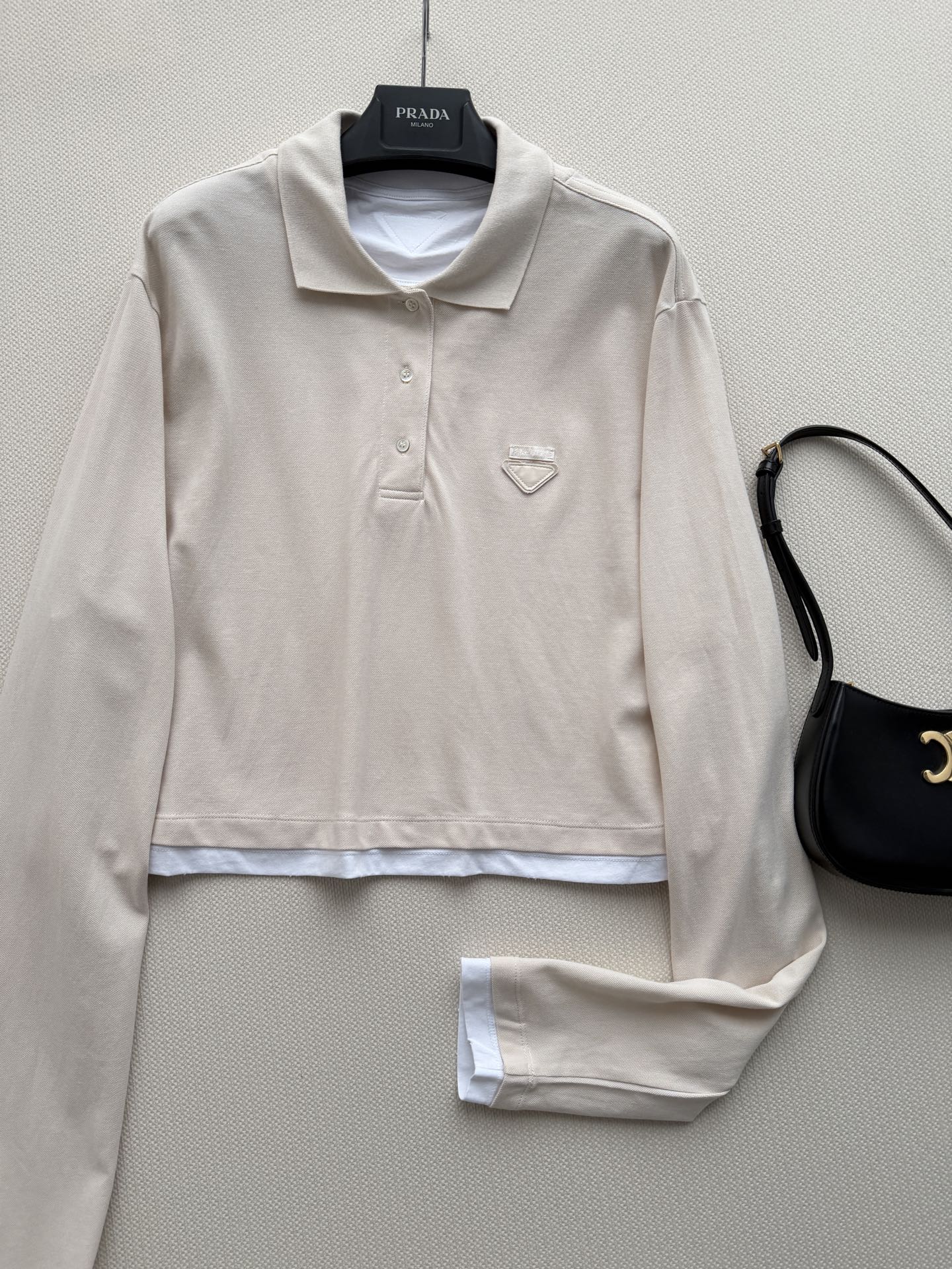 Prad*🆕假两件短款Polo衫自带韩系松弛感的米白Polo来啦✨ 奶fufu的浅杏色调，温柔又百搭，是