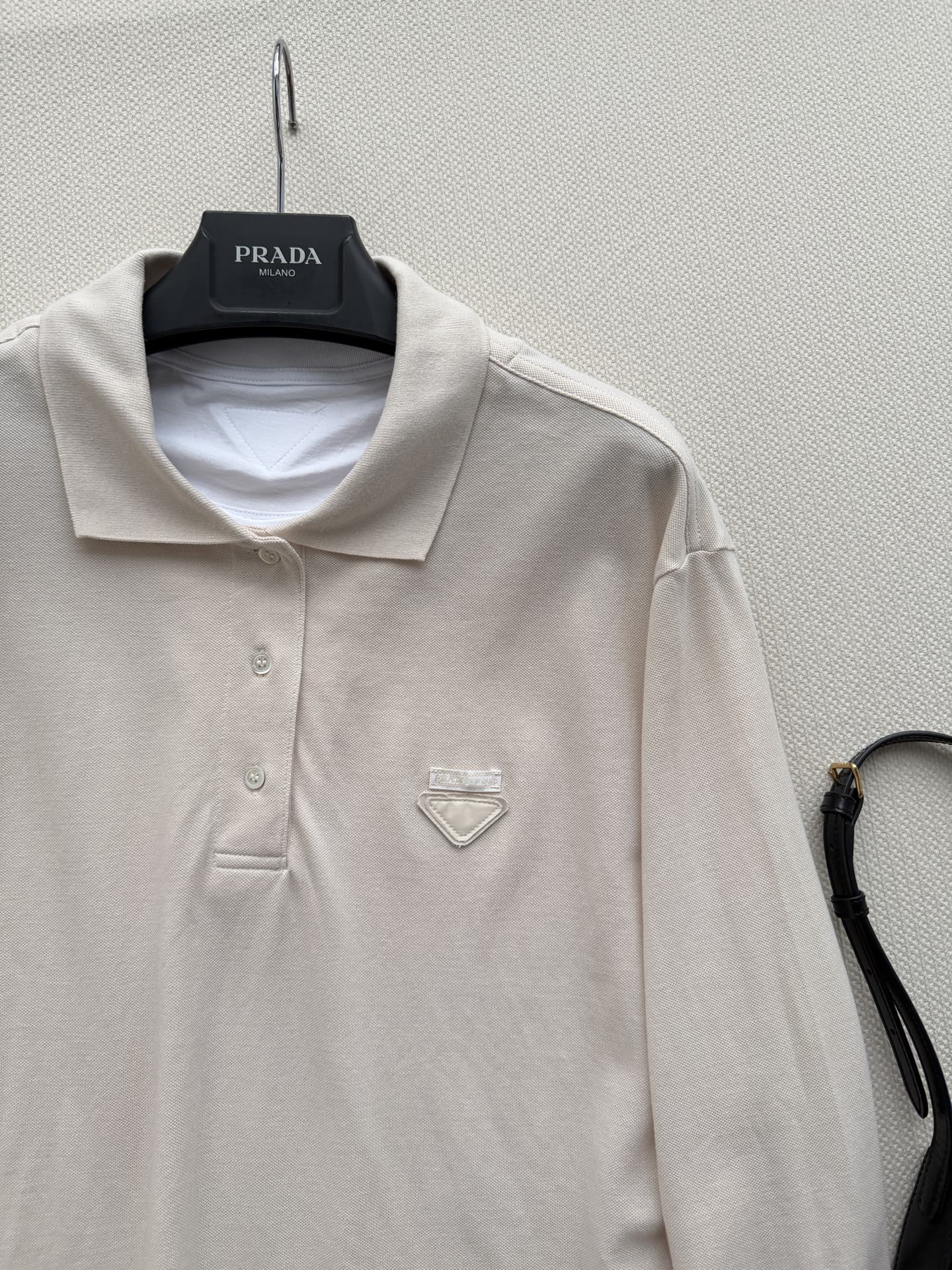 Prad*🆕假两件短款Polo衫自带韩系松弛感的米白Polo来啦✨ 奶fufu的浅杏色调，温柔又百搭，是