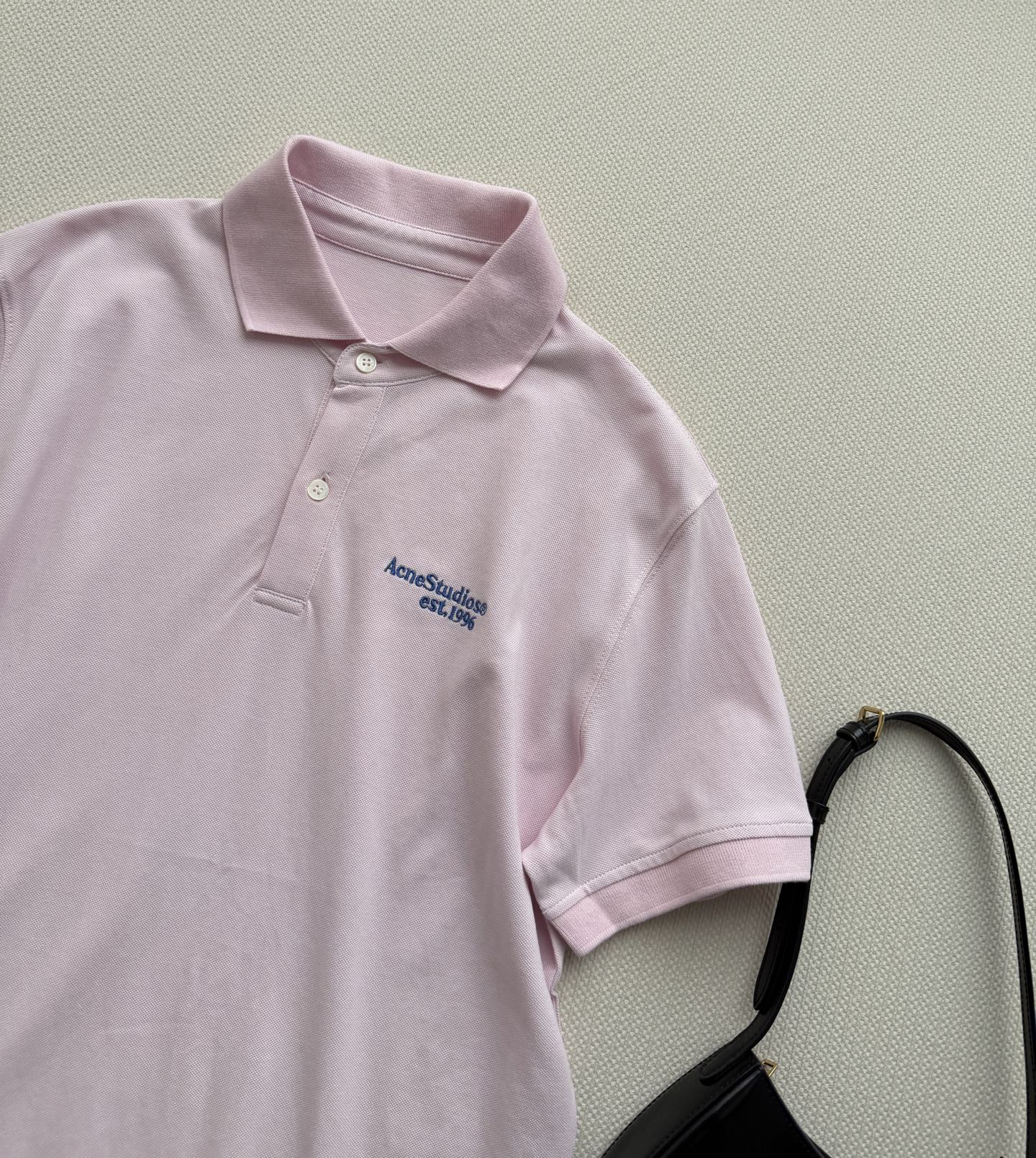 Acne🆕26春夏新品 春日限定樱花粉 浅粉刺绣Polo衫，自带少年感柔光滤镜。撞色字母刺绣点亮整体，珠