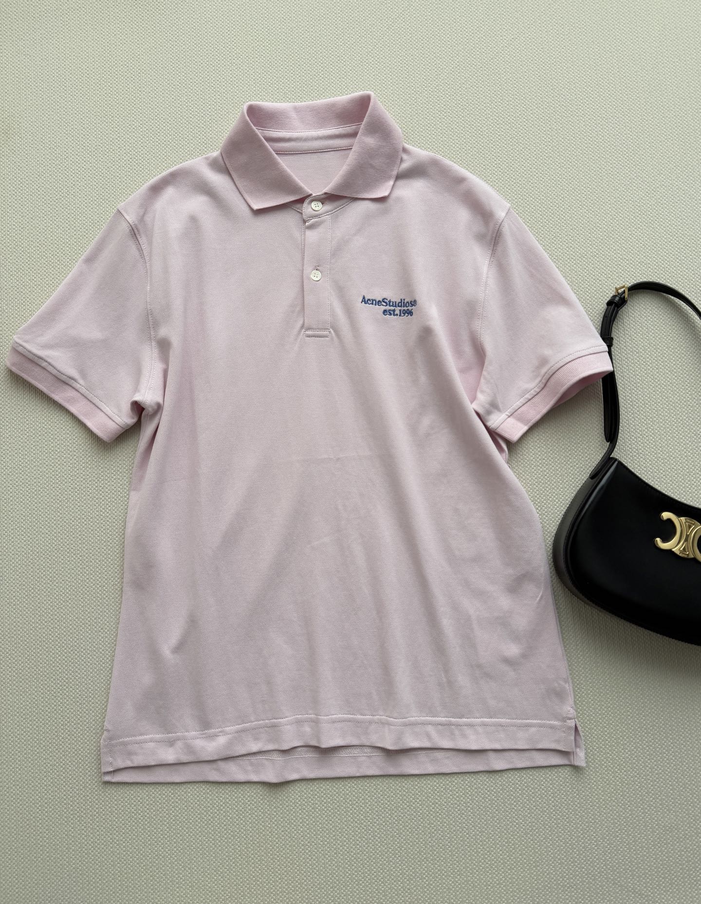 Acne🆕26春夏新品 春日限定樱花粉 浅粉刺绣Polo衫，自带少年感柔光滤镜。撞色字母刺绣点亮整体，珠