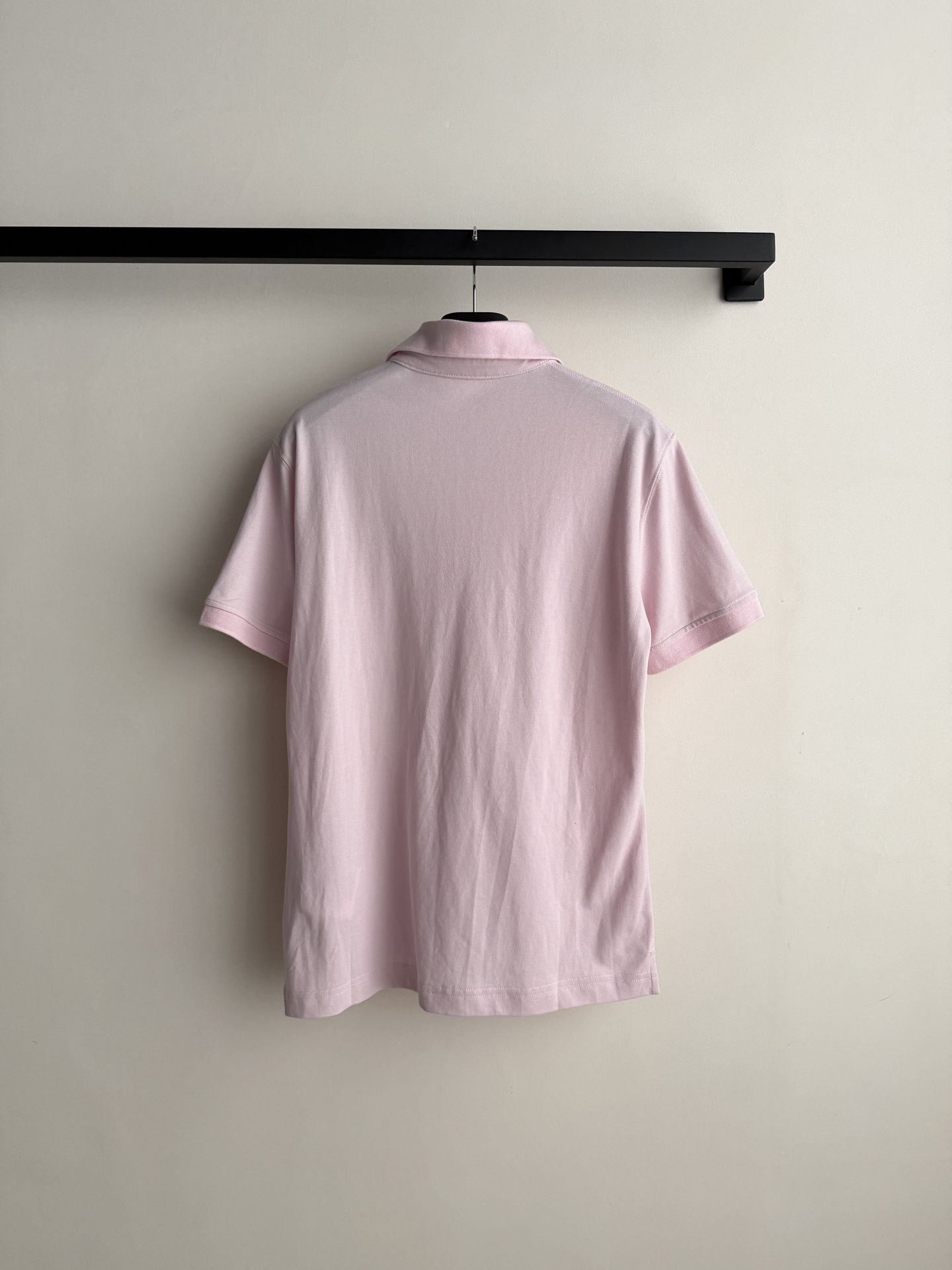 Acne🆕26春夏新品 春日限定樱花粉 浅粉刺绣Polo衫，自带少年感柔光滤镜。撞色字母刺绣点亮整体，珠