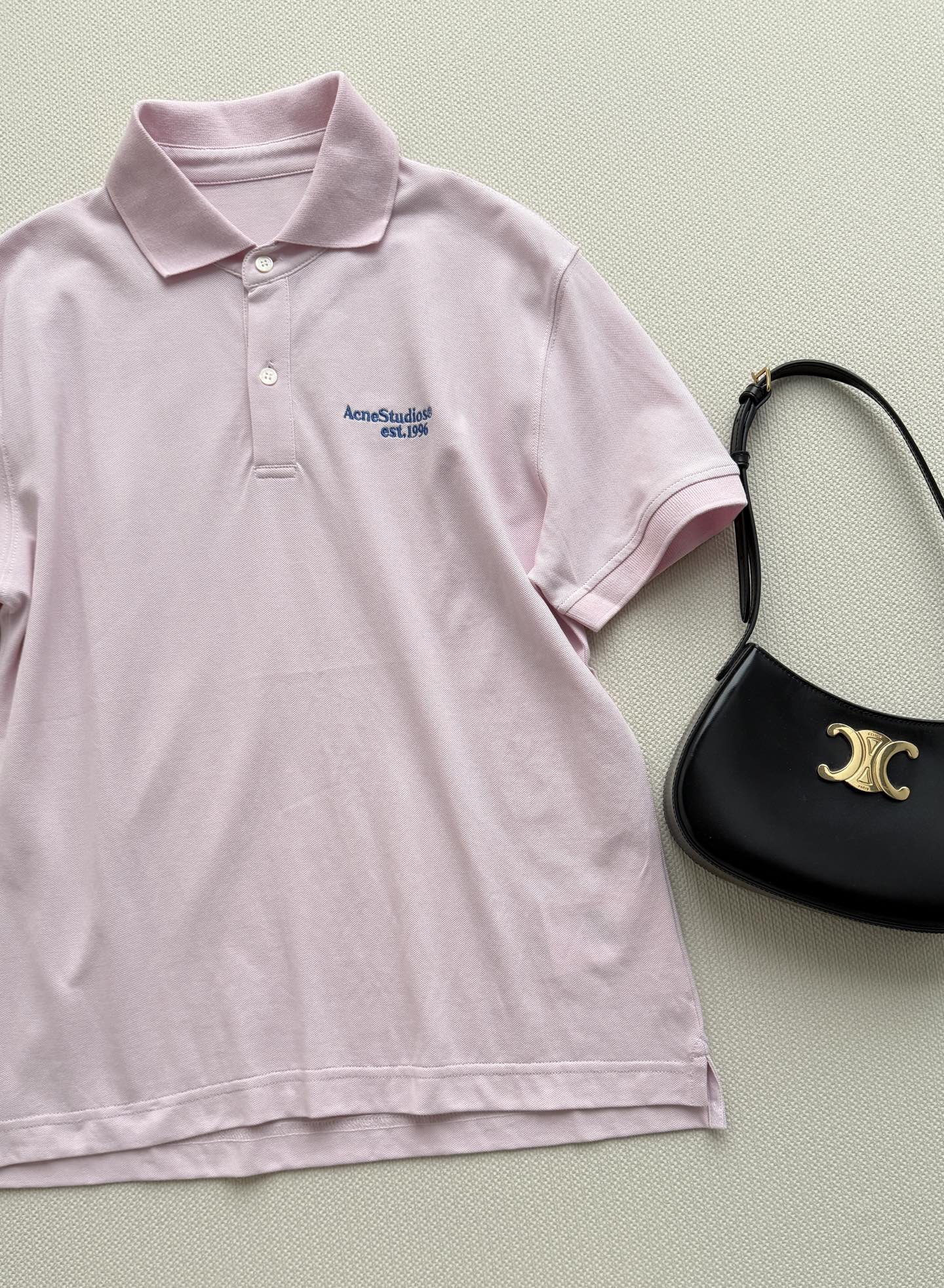 Acne🆕26春夏新品 春日限定樱花粉 浅粉刺绣Polo衫，自带少年感柔光滤镜。撞色字母刺绣点亮整体，珠