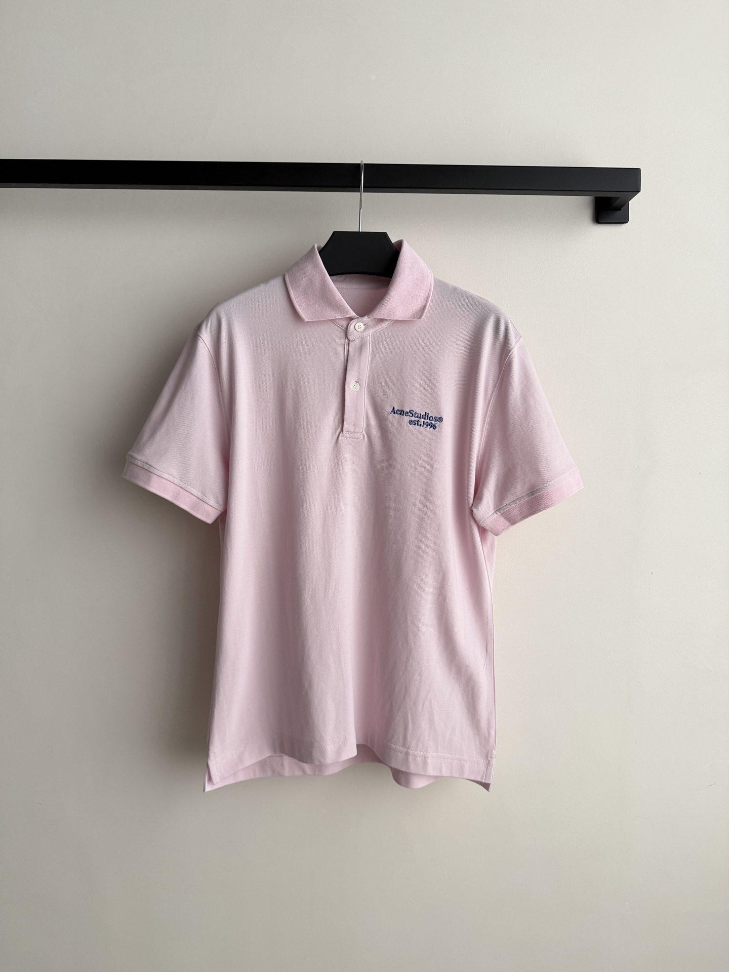 Acne🆕26春夏新品 春日限定樱花粉 浅粉刺绣Polo衫，自带少年感柔光滤镜。撞色字母刺绣点亮整体，珠
