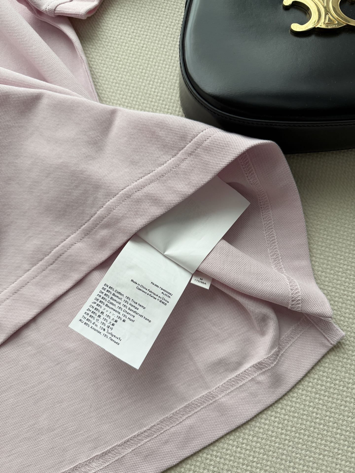 Acne🆕26春夏新品 春日限定樱花粉 浅粉刺绣Polo衫，自带少年感柔光滤镜。撞色字母刺绣点亮整体，珠
