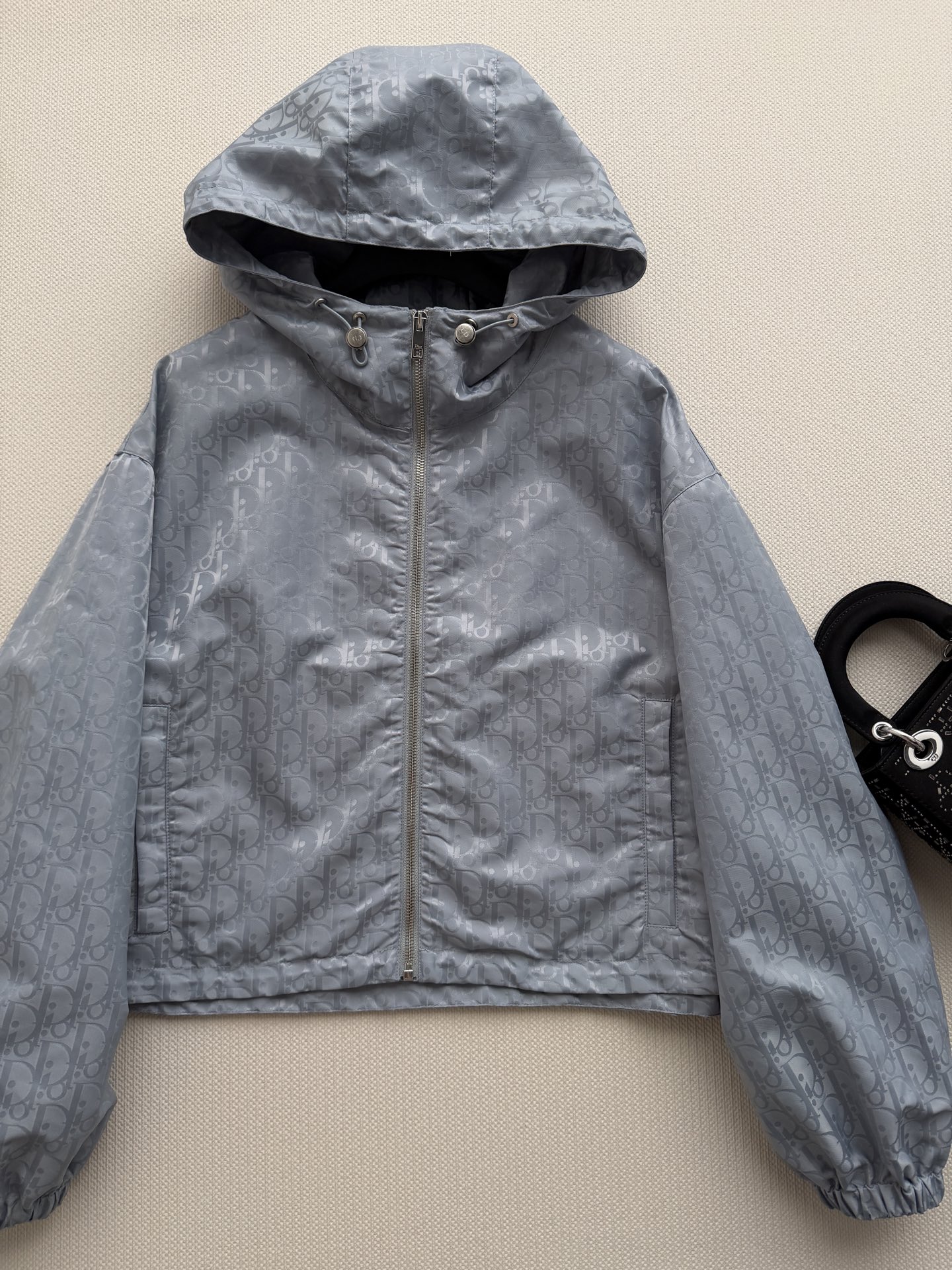 Dio*🆕灰色设计感防晒夹克，轻薄透气面料，春夏穿超舒服！宽松短款+捏褶细节，袖口松紧设计，层次感满满，