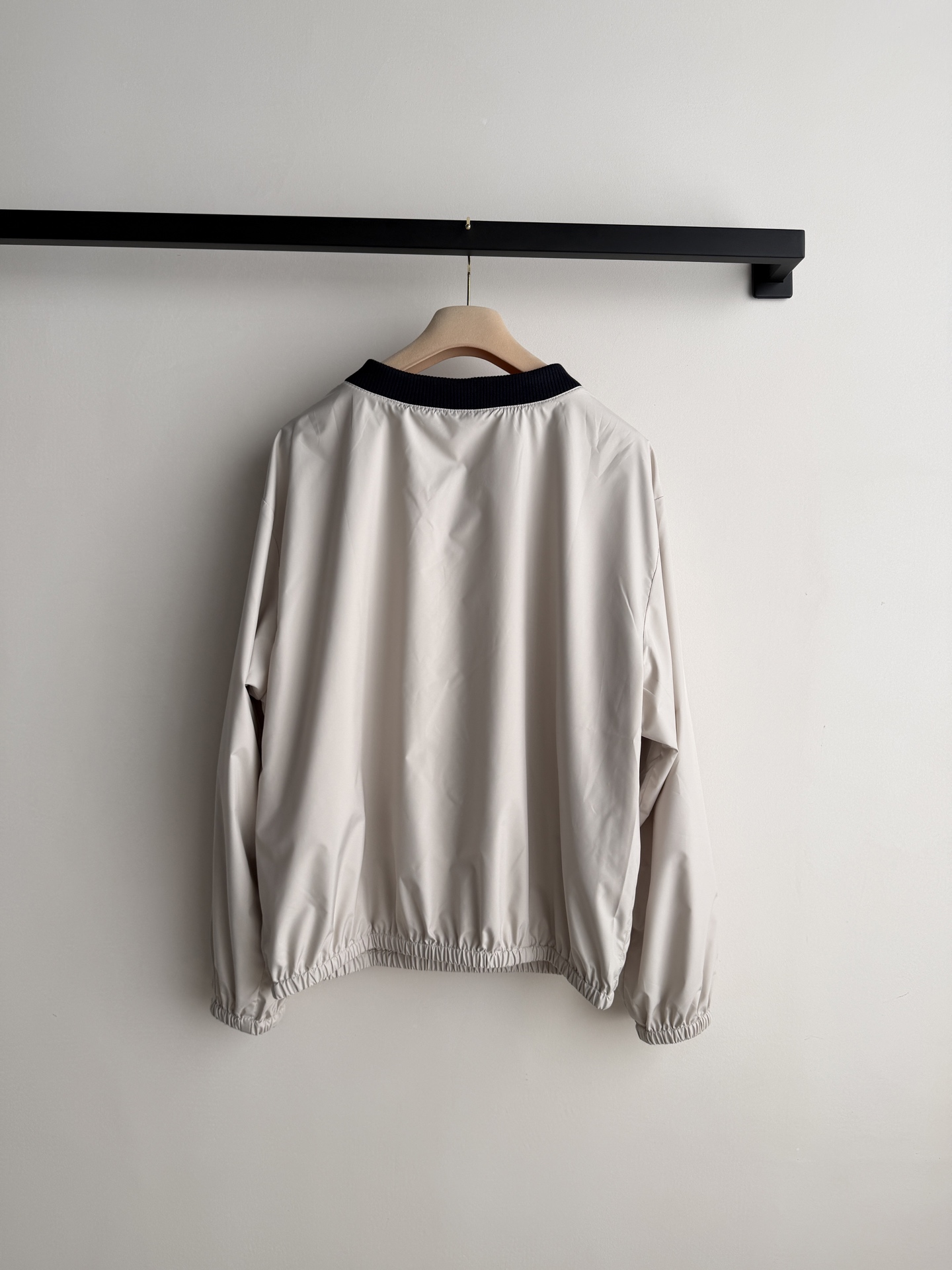 𝐌𝐢𝐮𝐌𝐢*26new🪄L’ete限定系列🍰拼色V领浅杏色长袖💛💛浅杏色丝绸尼龙材质，轻盈透气，立体剪裁