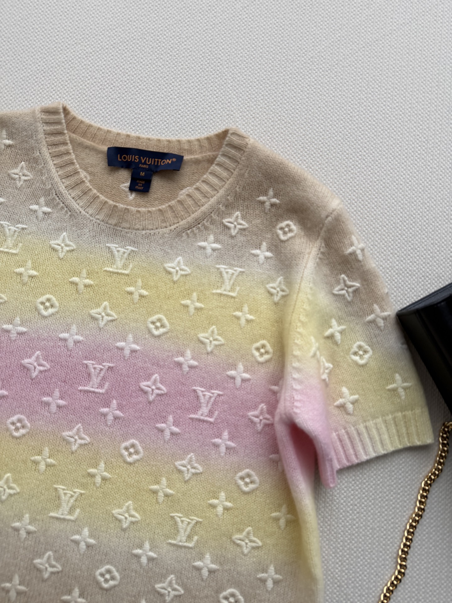 𝐋ouisVuitto*🆕26new🪄浮雕立体刺绣老花图案羊绒短袖🩷💛💛经典Monogram图案，自带品