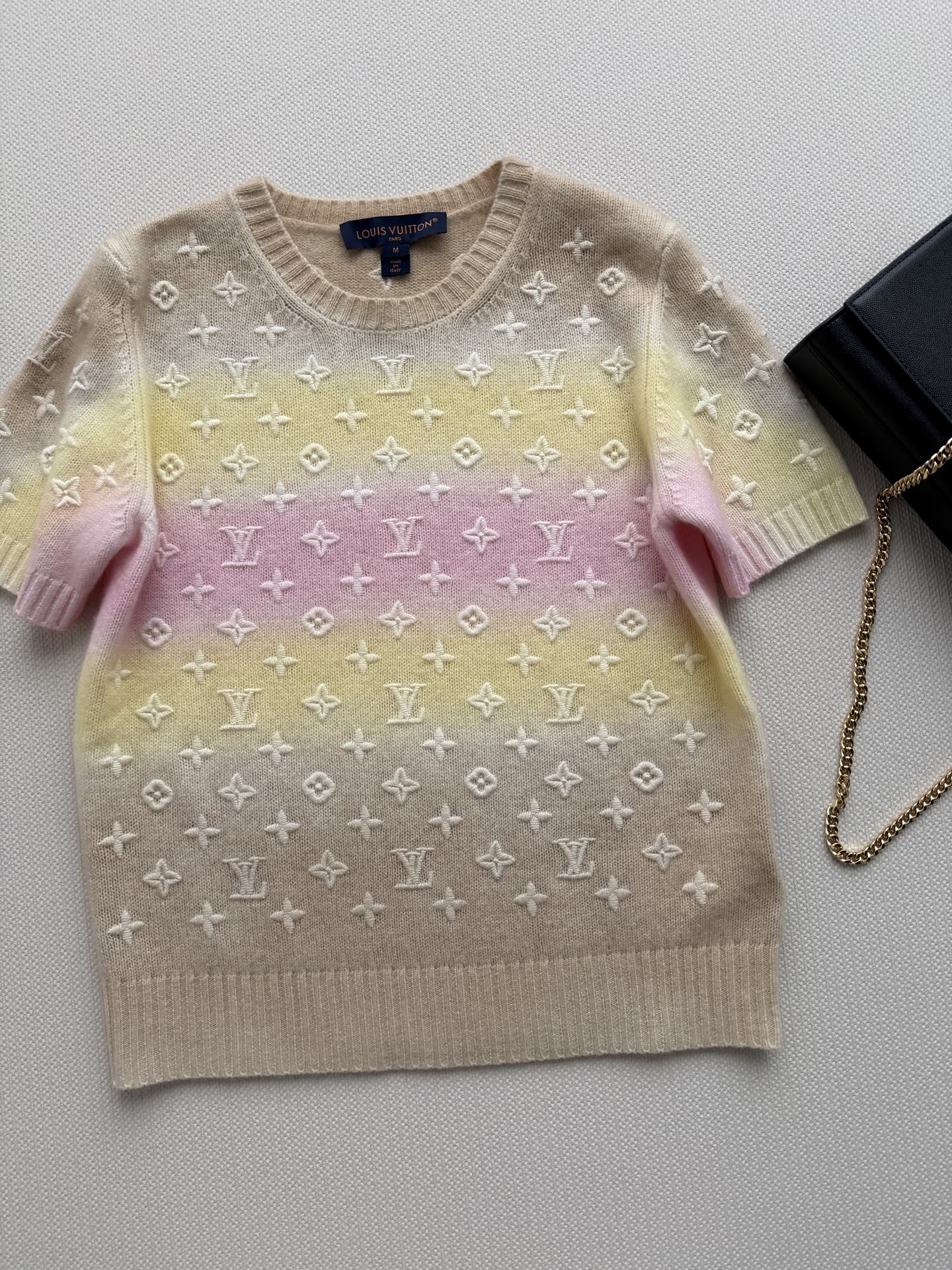𝐋ouisVuitto*🆕26new🪄浮雕立体刺绣老花图案羊绒短袖🩷💛💛经典Monogram图案，自带品