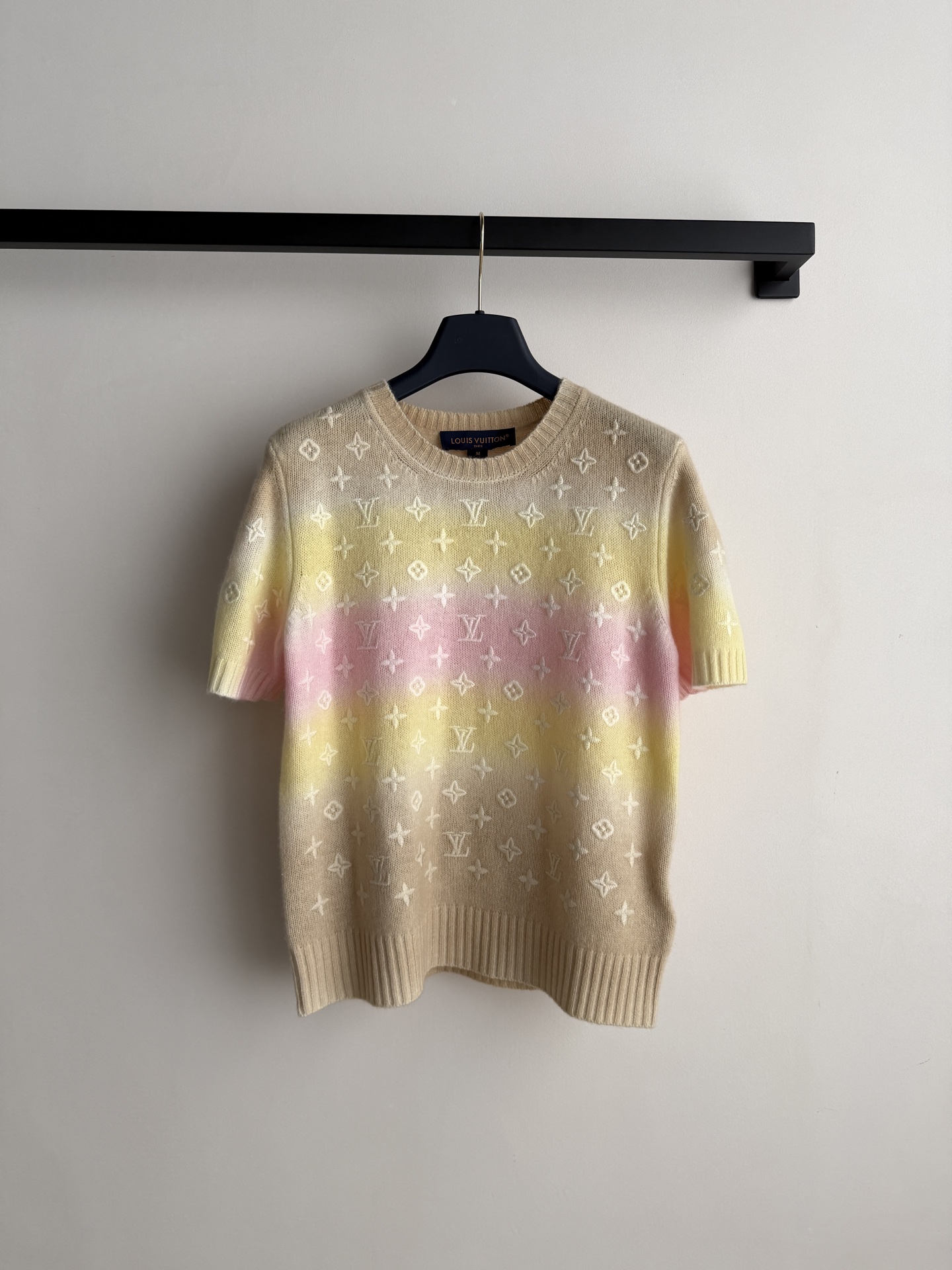 𝐋ouisVuitto*🆕26new🪄浮雕立体刺绣老花图案羊绒短袖🩷💛💛经典Monogram图案，自带品