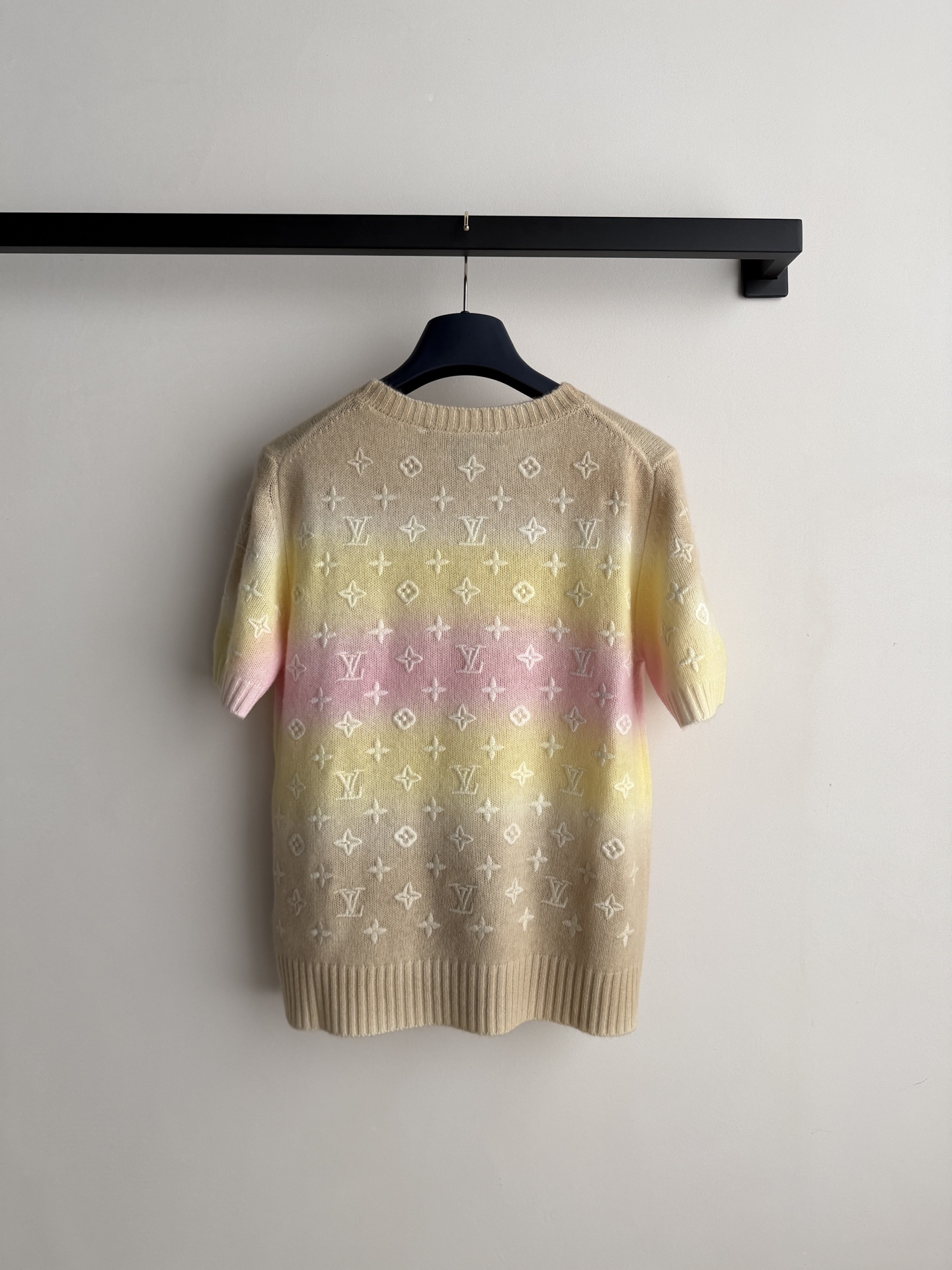 𝐋ouisVuitto*🆕26new🪄浮雕立体刺绣老花图案羊绒短袖🩷💛💛经典Monogram图案，自带品