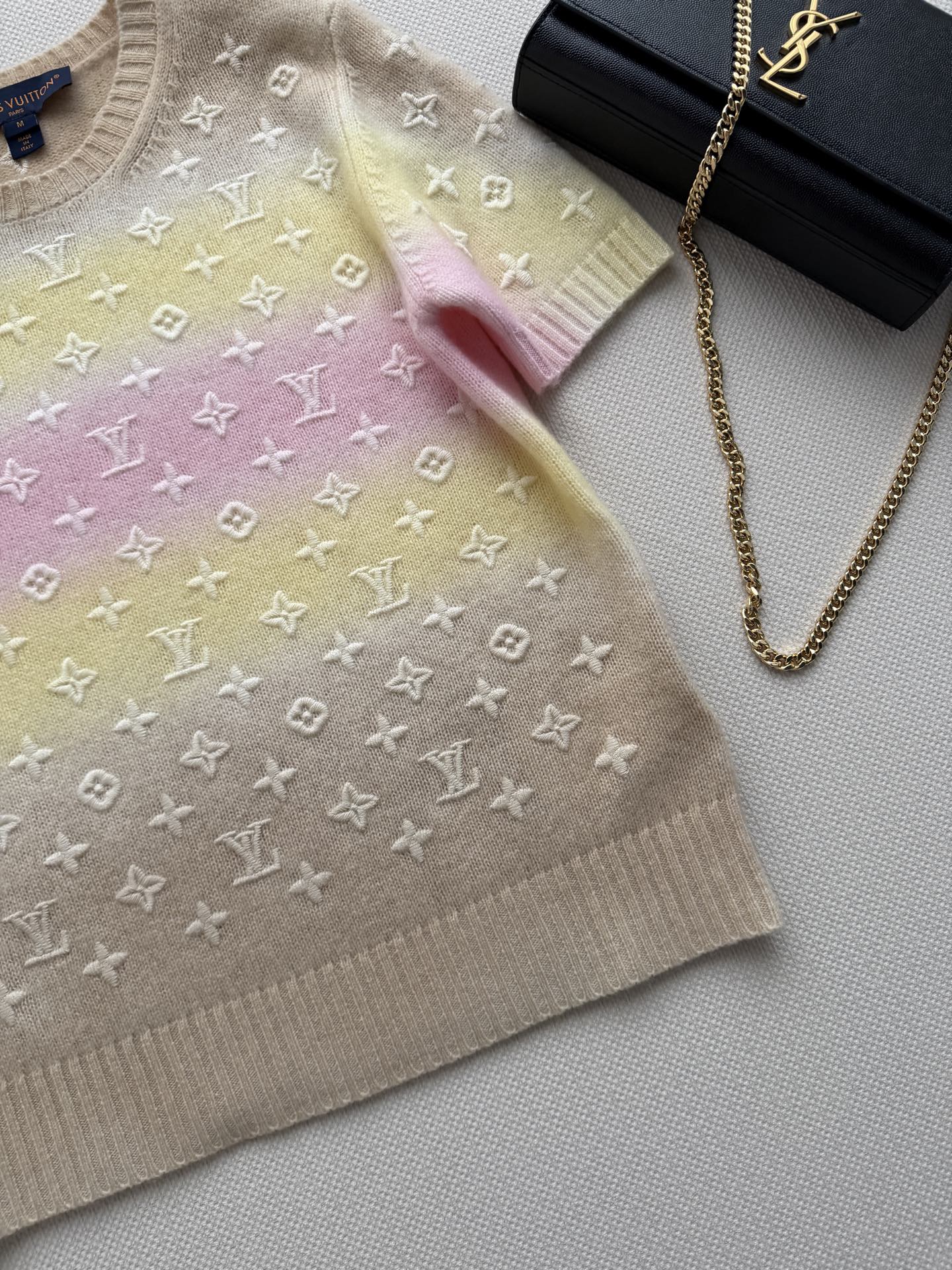 𝐋ouisVuitto*🆕26new🪄浮雕立体刺绣老花图案羊绒短袖🩷💛💛经典Monogram图案，自带品
