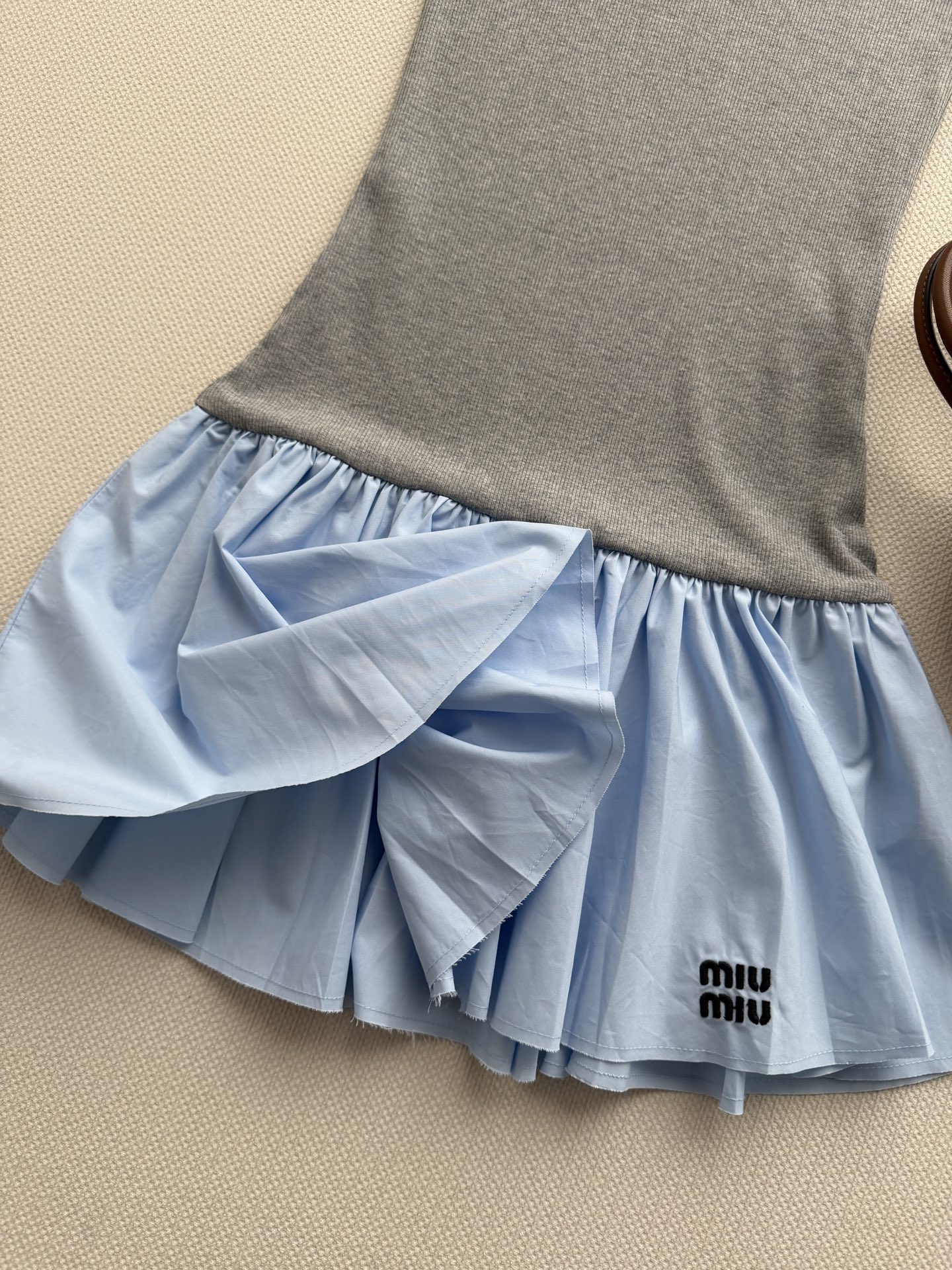 Miu Mi*🆕灰蓝粉灰抹胸裙，把早春的清甜穿在身上雾霾灰的软糯针织背心贴肤又治愈，像把云朵织成了衣裳☁