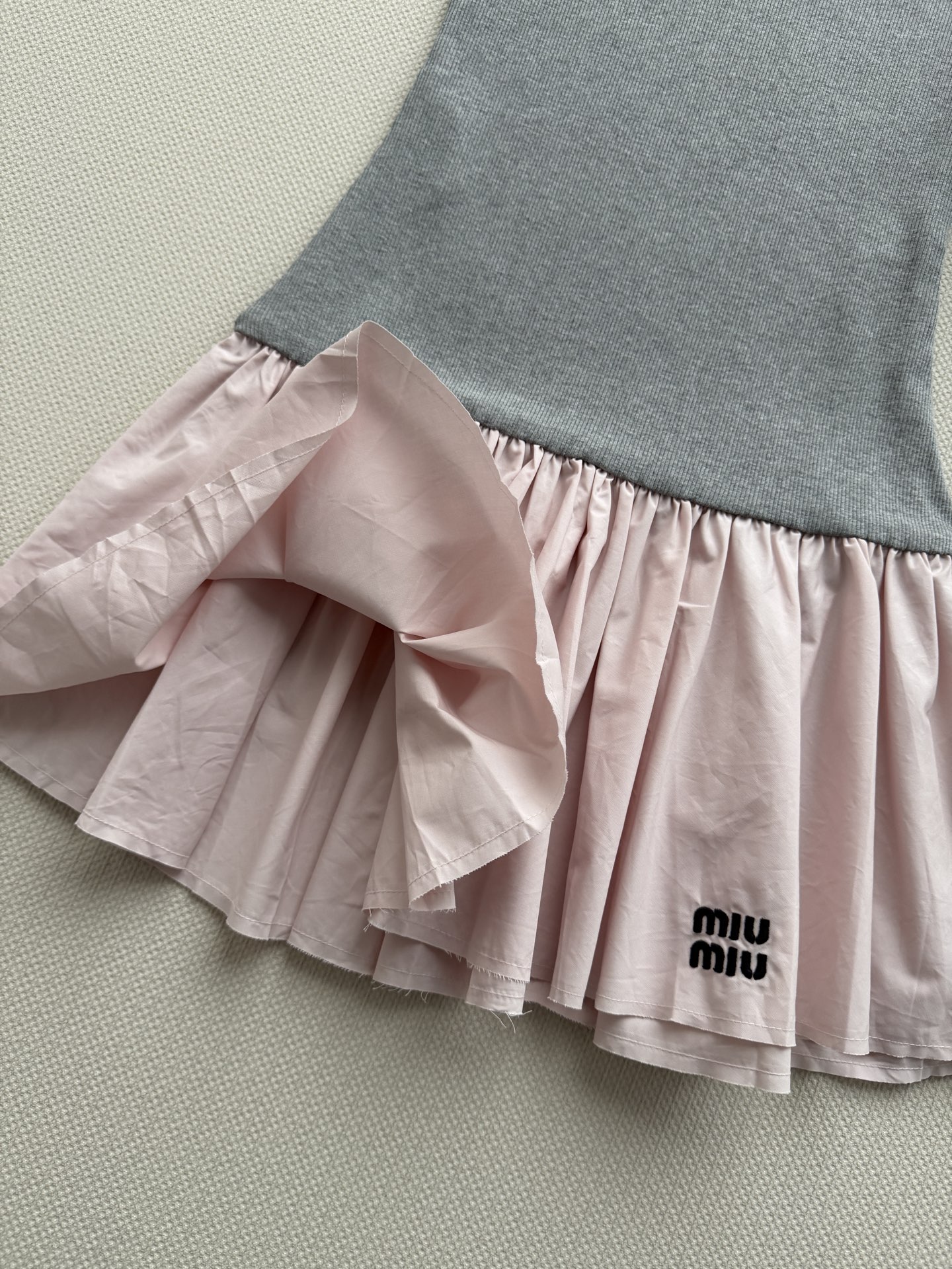 Miu Mi*🆕灰蓝粉灰抹胸裙，把早春的清甜穿在身上雾霾灰的软糯针织背心贴肤又治愈，像把云朵织成了衣裳☁