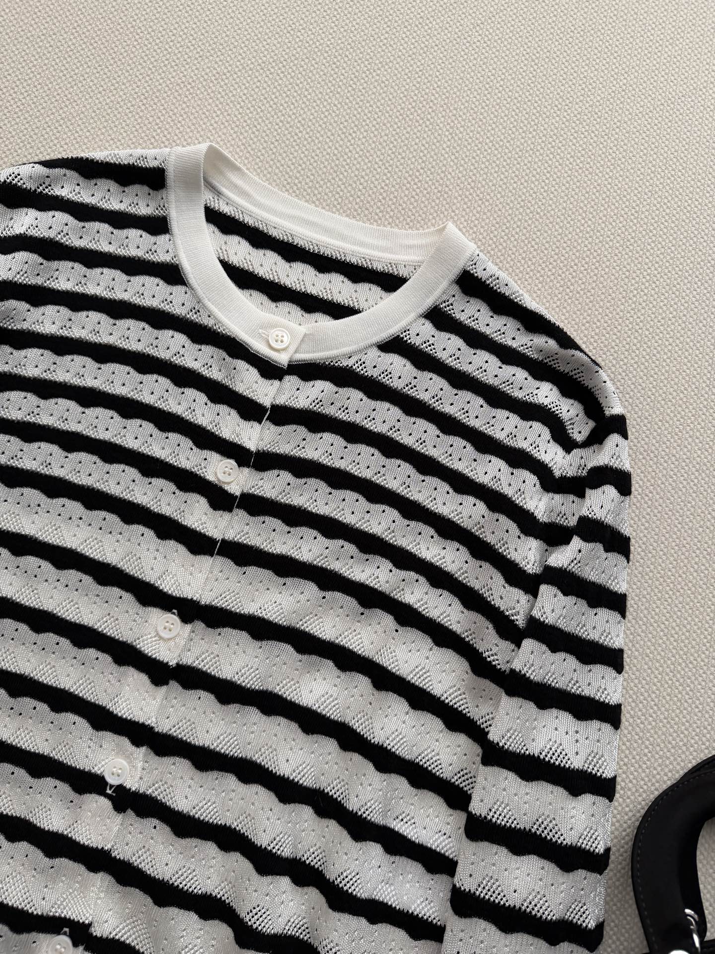 Dio*🆕这款黑白条纹针织开衫，慵懒随性风格轻松拿捏！面料柔软亲肤，透气性好，春秋季节穿着超舒适✨。圆领